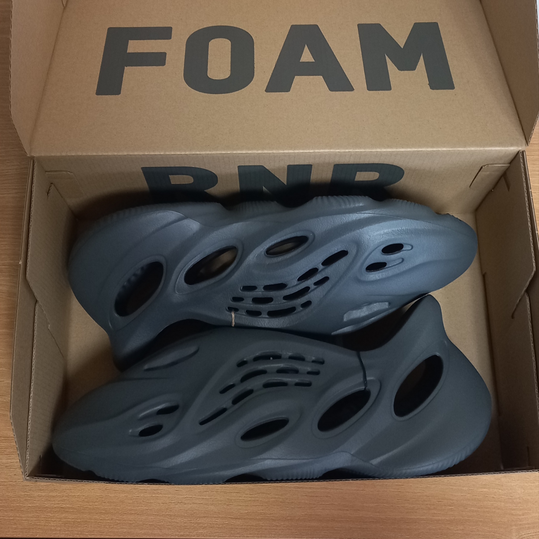 Adidas Yeezy Foam RNNR Carbon 착용 스타일
