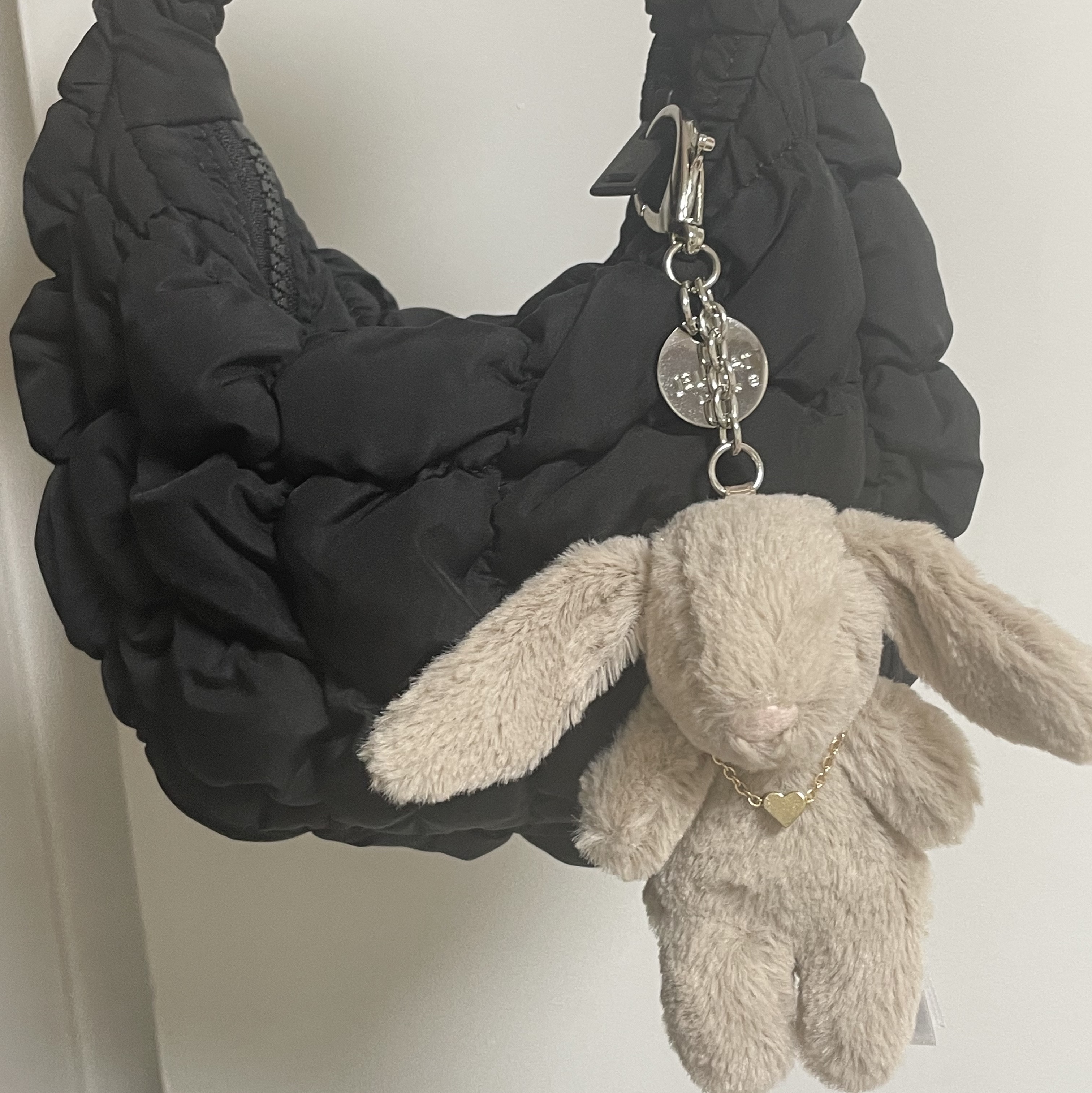 COS Quilted Micro Bag Black, Jellycat Bashful Bunny Bag Charm Beige 착용 스타일