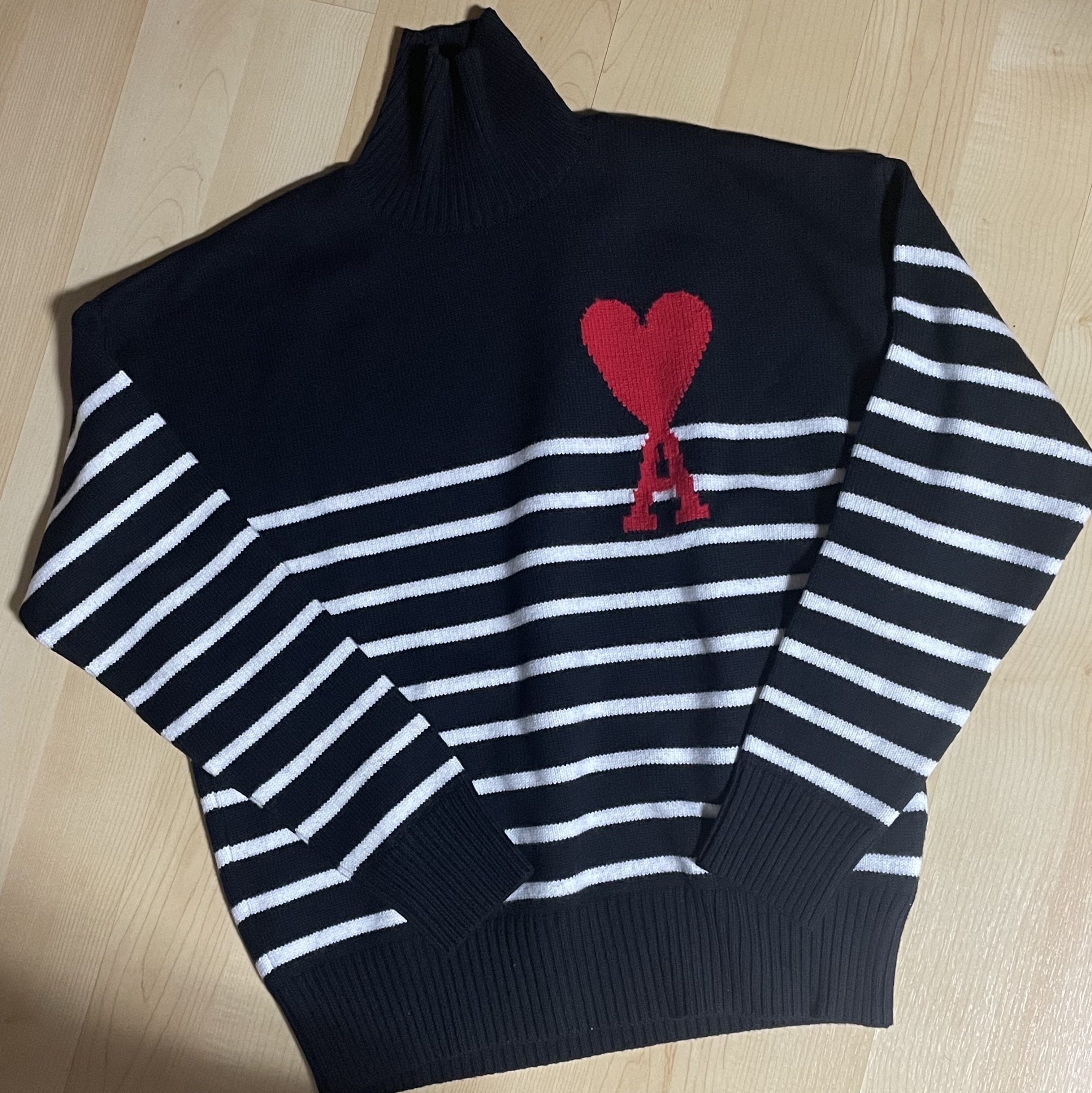 AMI de Coeur Striped Oversize Intarsia Funnel Neck Sweater Black White 착용 스타일