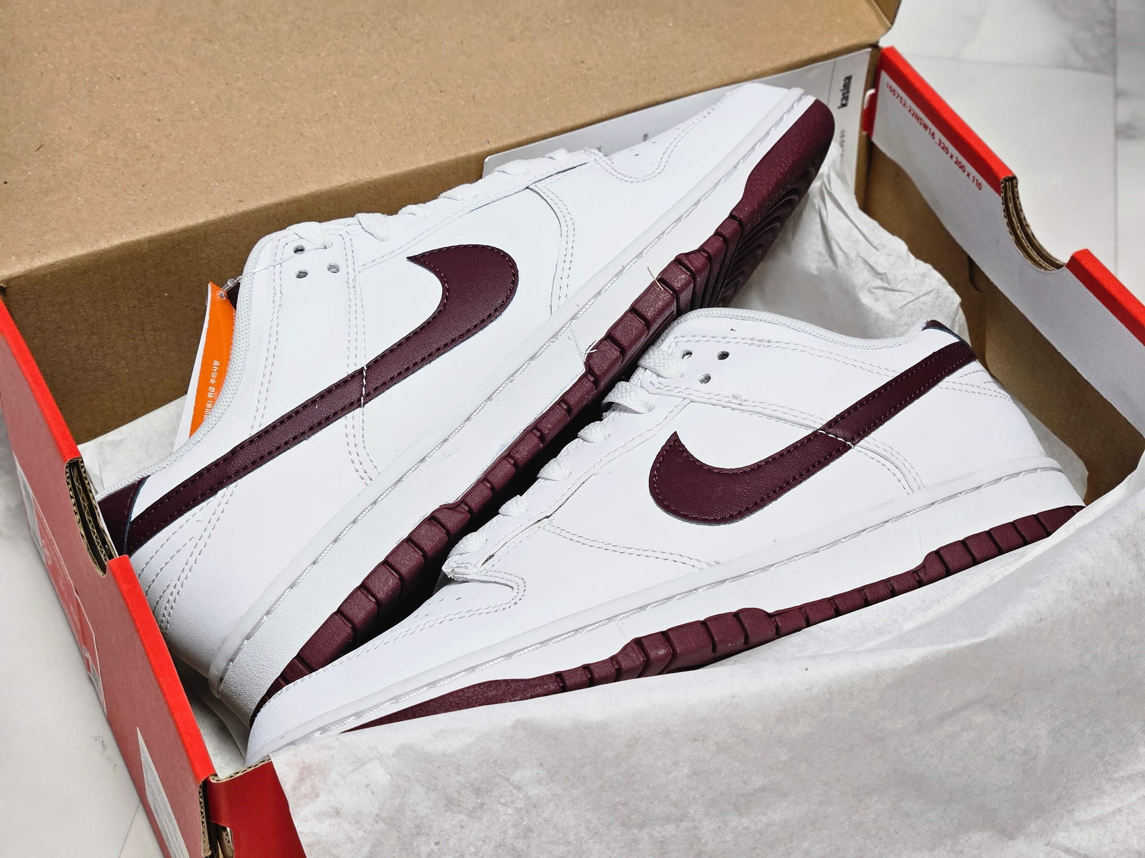 Nike Dunk Low White Night Maroon 착용 스타일 - 5