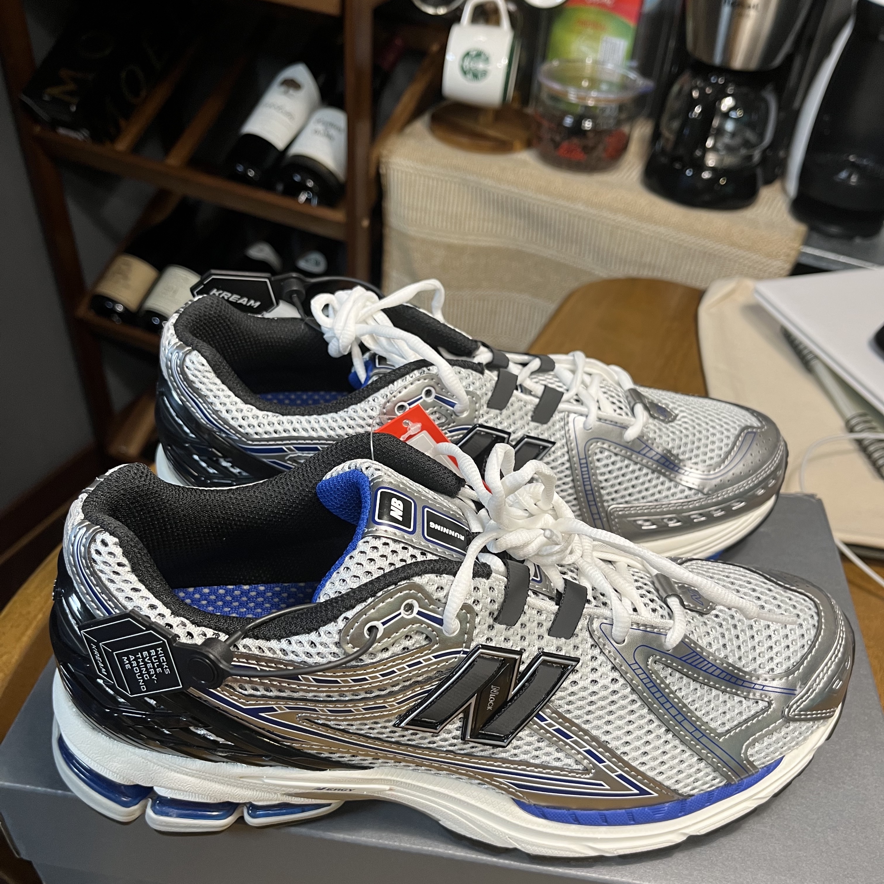 New Balance 1906R Silver Metallic 착용 스타일