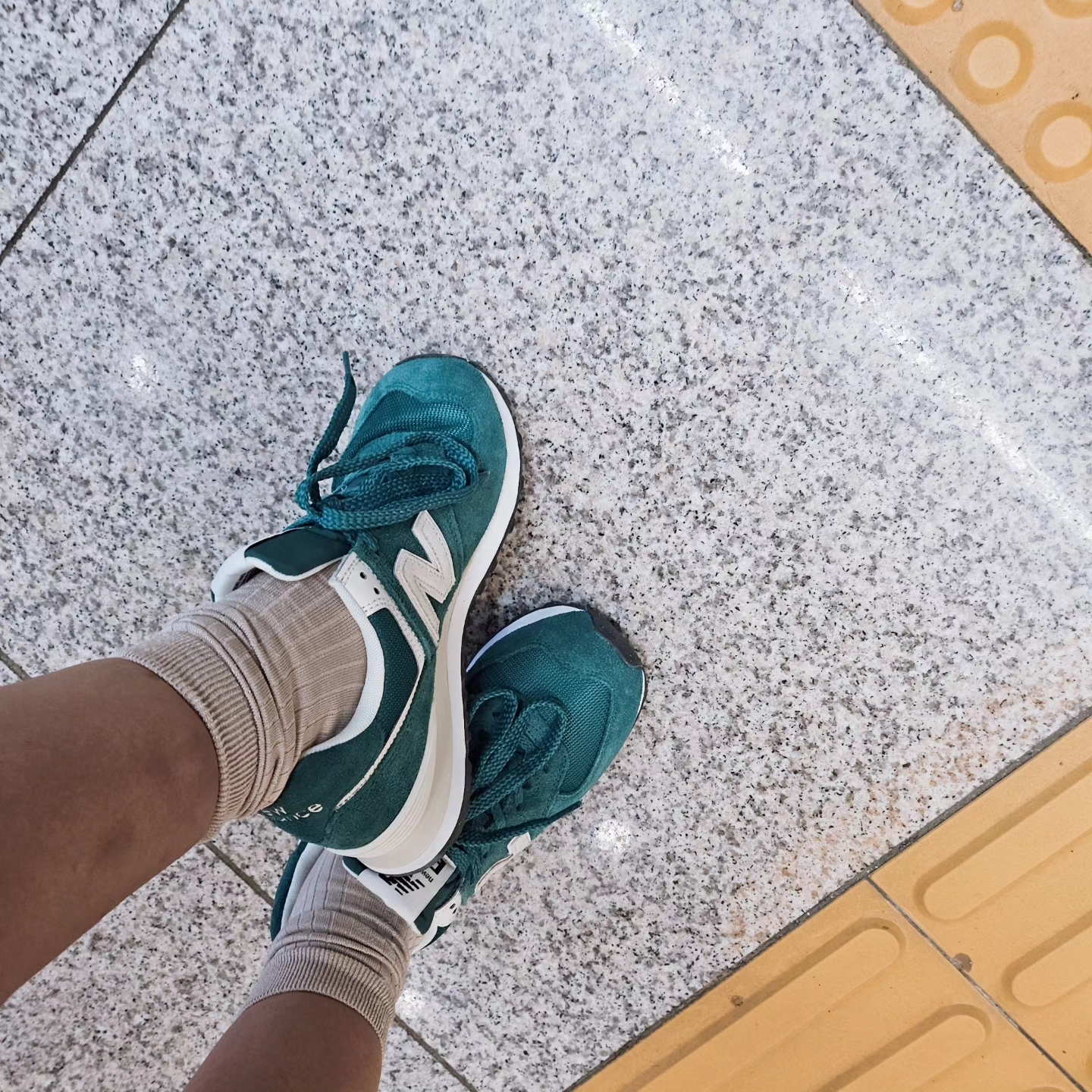 New Balance 574 Classics Reimagined Green 착용 스타일 - 4