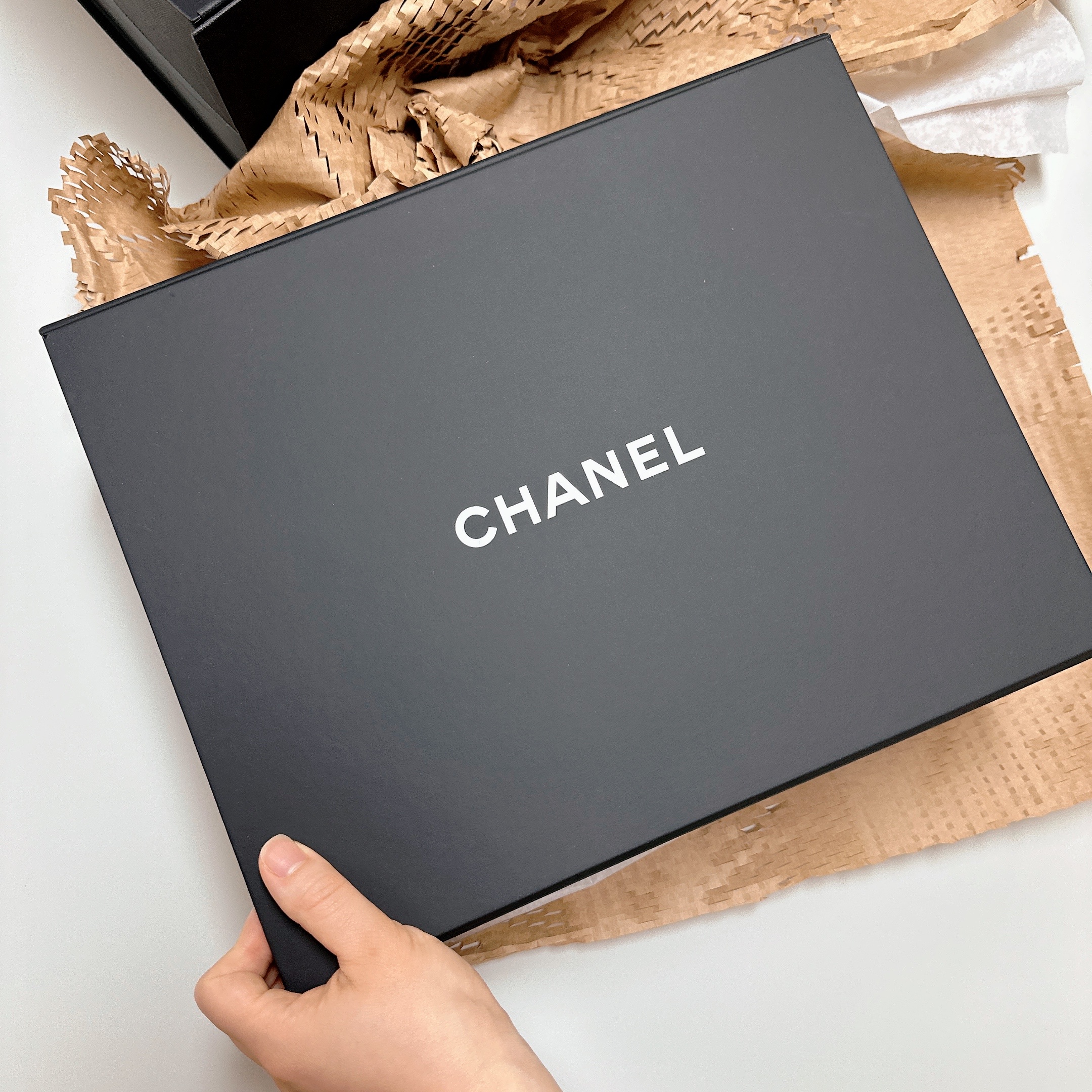 Chanel Small Classic Handbag Grained Calfskin & Silver Black 착용 스타일 - 1