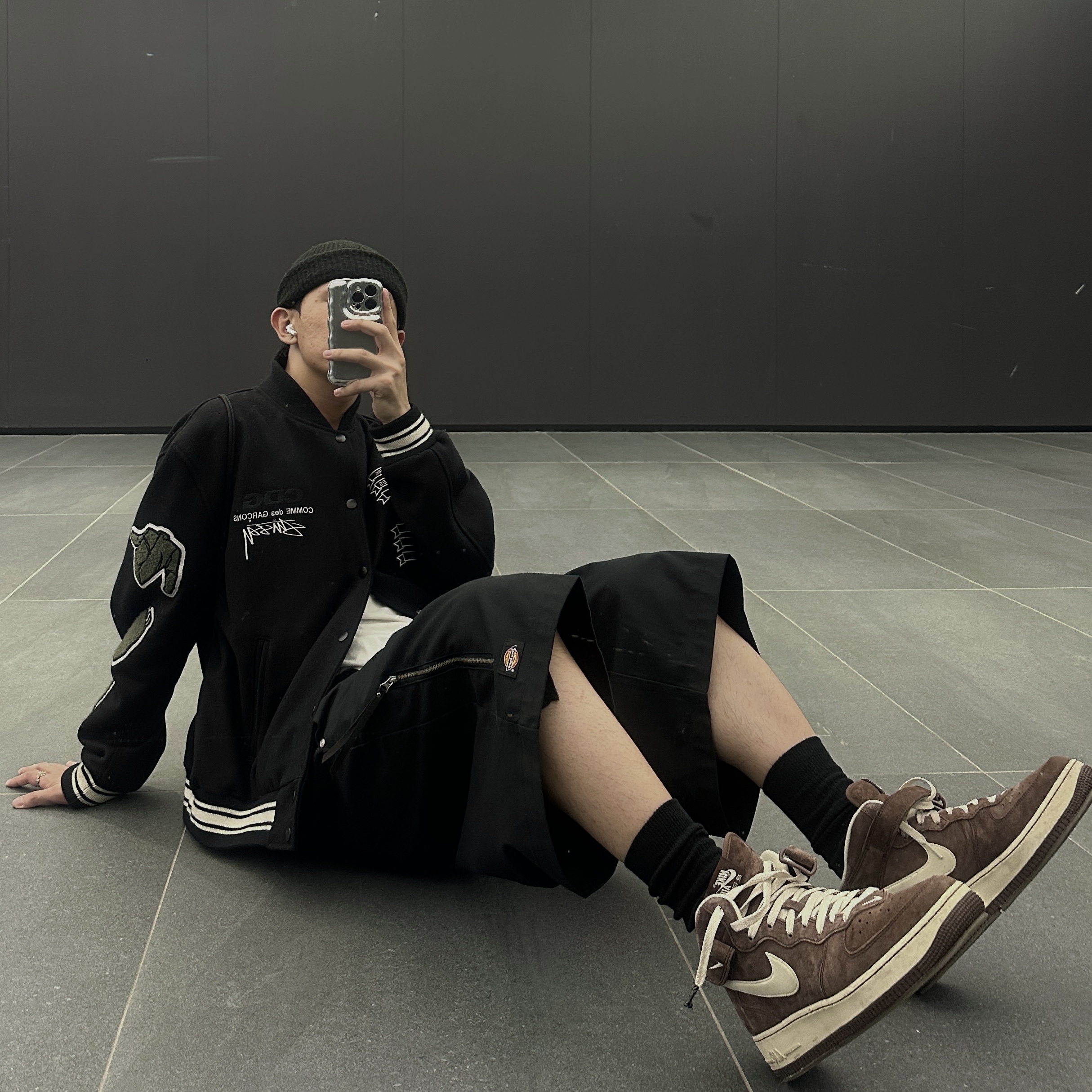 Stussy x CDG Varsity Jacket, Nike Air Force 1 Mid '07 QS Chocolate 착용 스타일 - 2