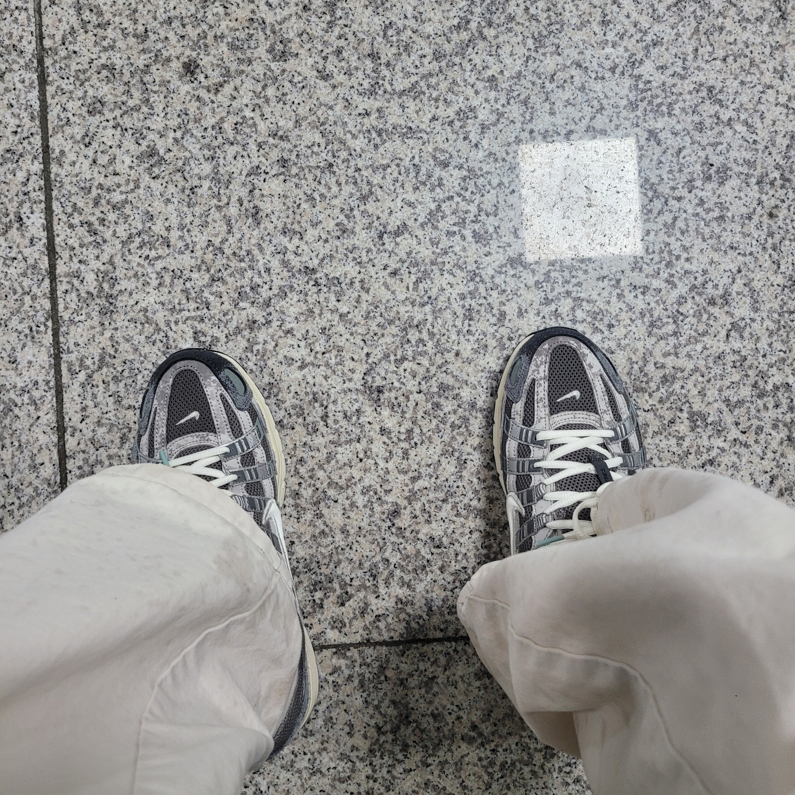 Nike P-6000 Flat Pewter Light Iron Ore 착용 스타일