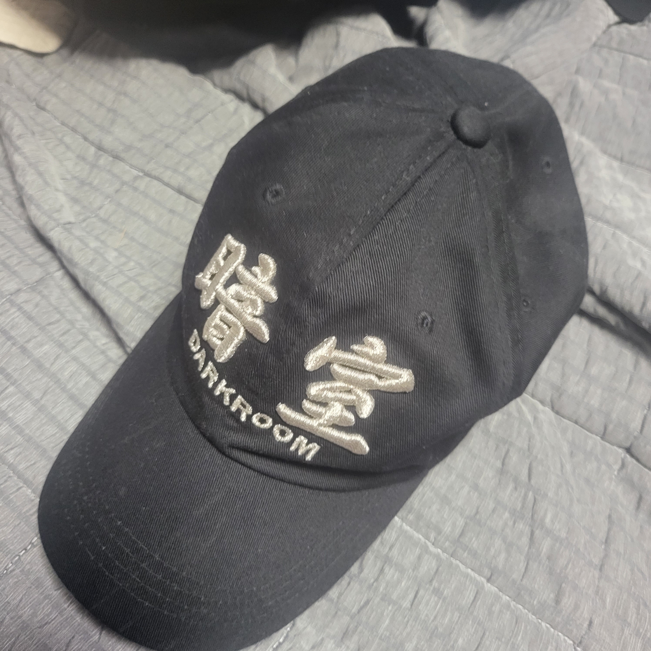 Darkr8m Studio Silver Logo Cap 착용 스타일