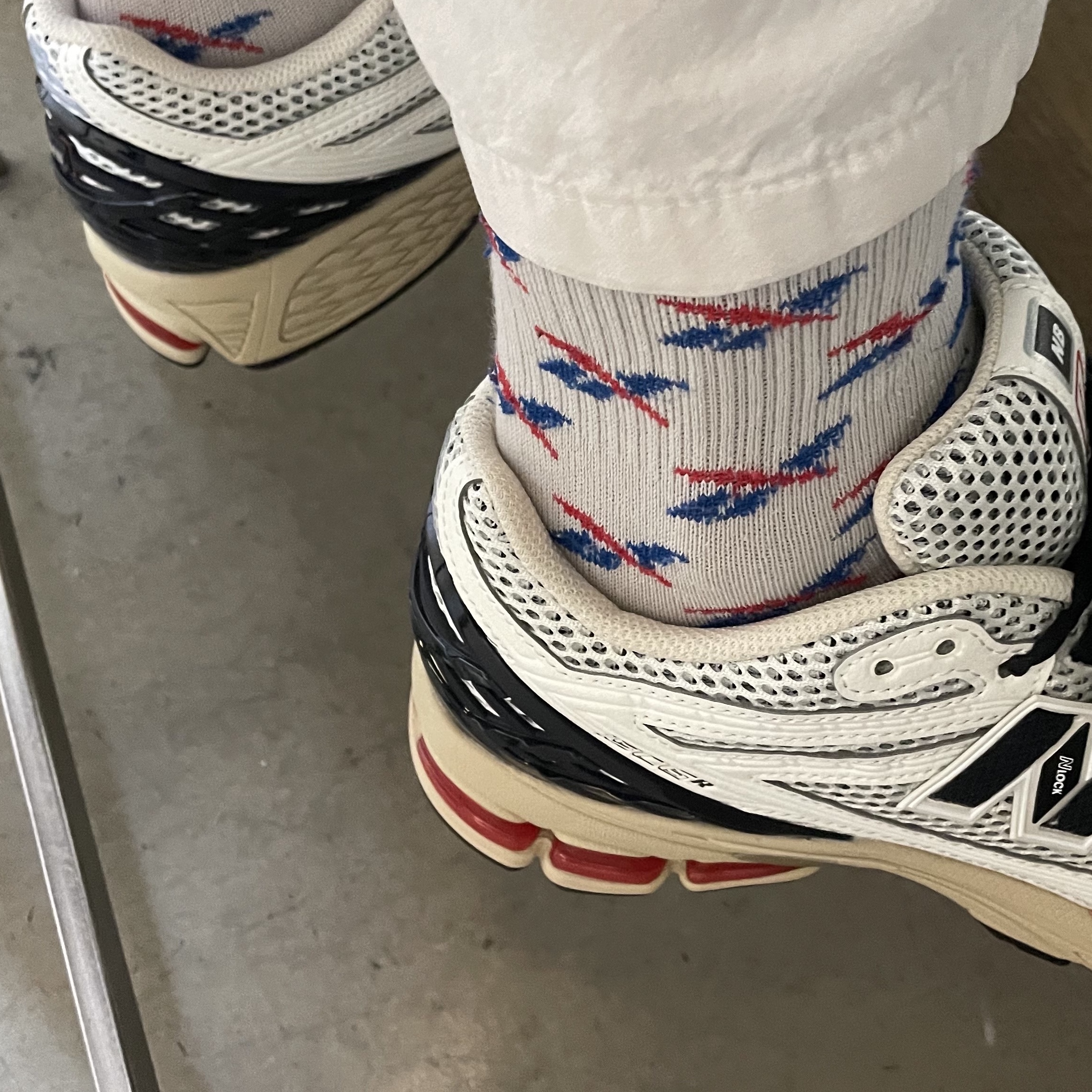 New Balance 1906R Black Red 착용 스타일 - 2