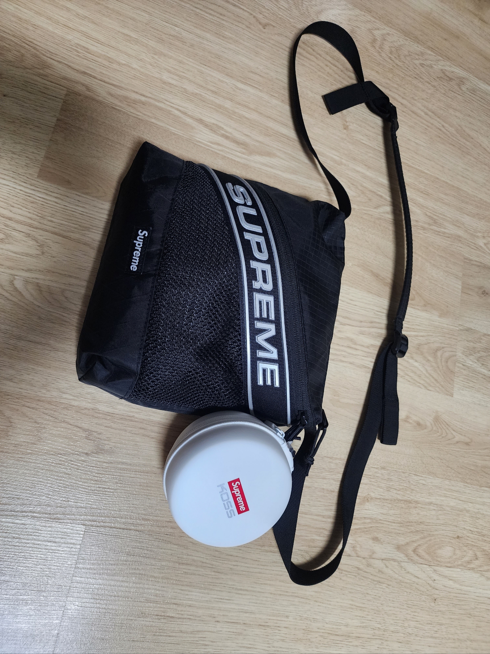 Supreme x Koss Portapro Headphones White - 23FW, Supreme Shoulder Bag Black - 23FW 착용 스타일 - 1