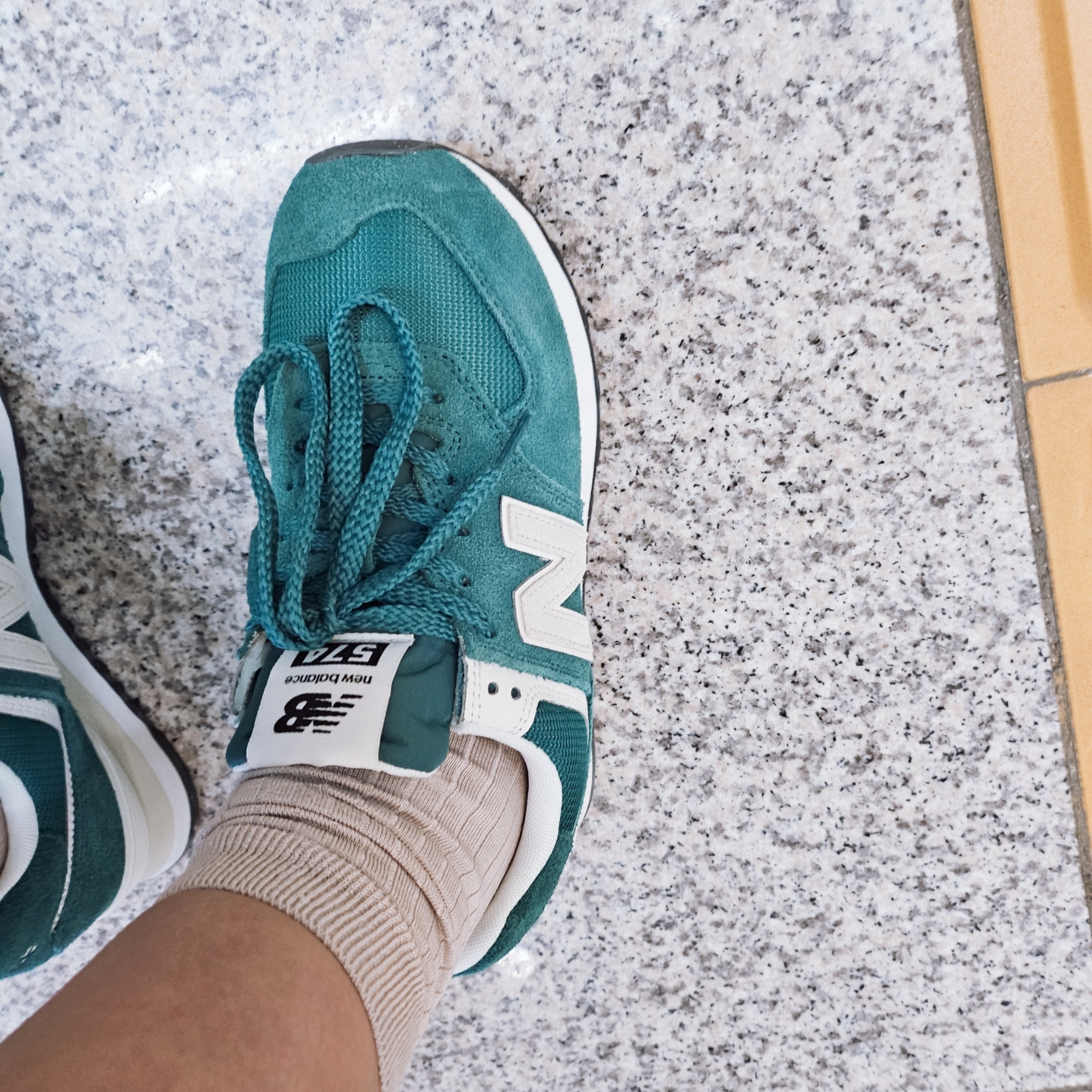 New Balance 574 Classics Reimagined Green 착용 스타일 - 5