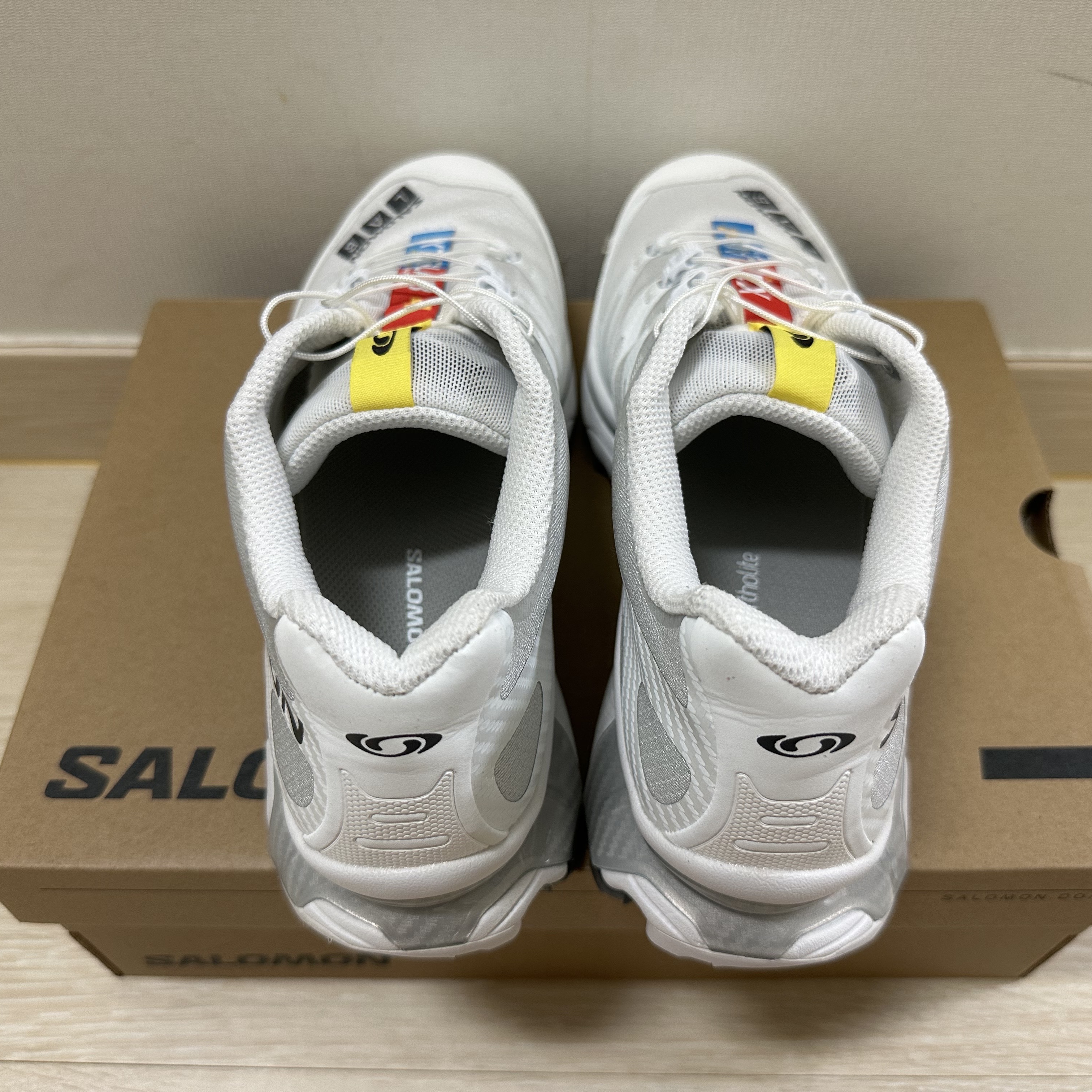 Salomon XT-4 White Lunar Rock 착용 스타일 - 3
