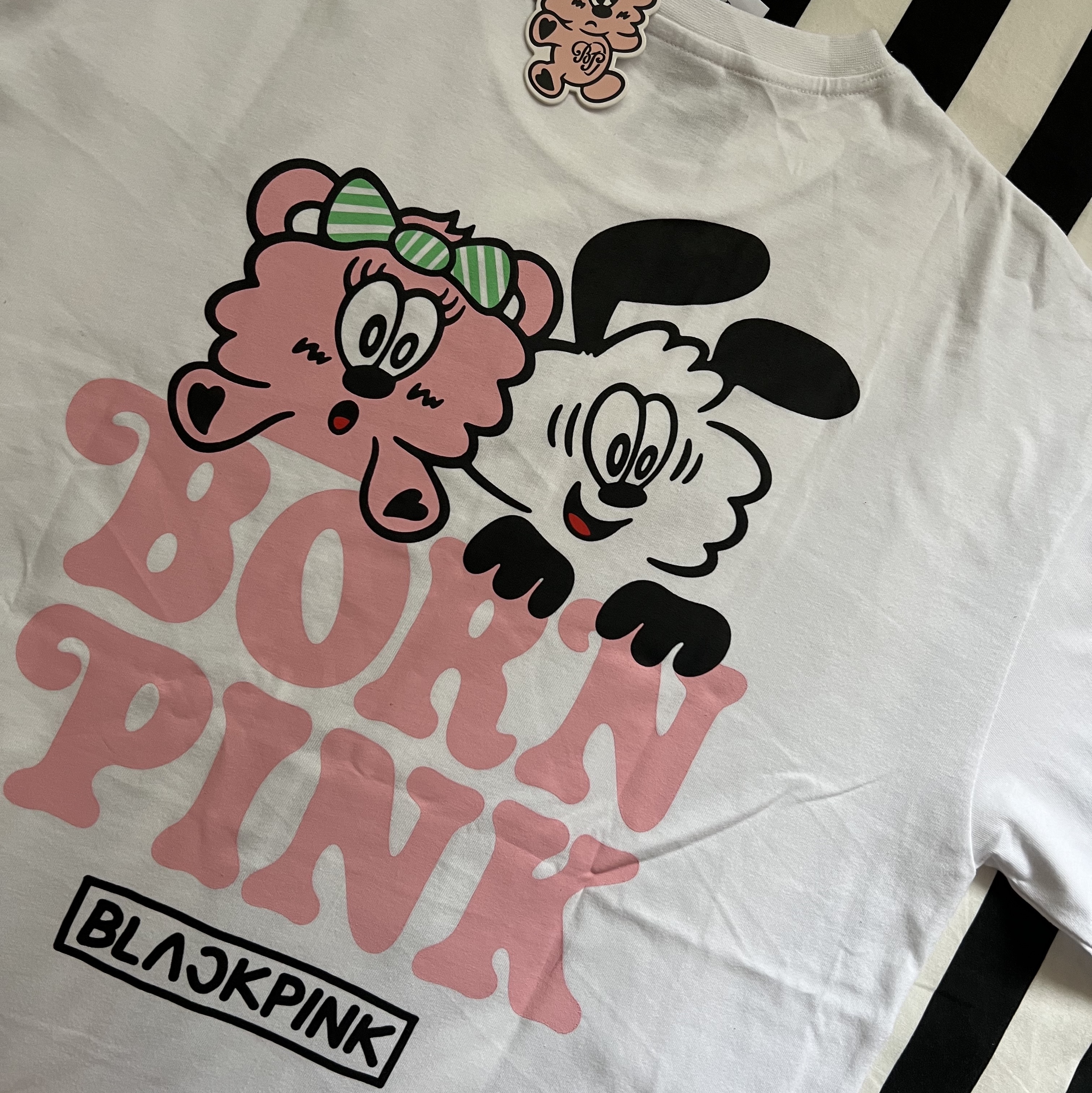 Verdy x Blackpink Vick T-Shirt White 착용 스타일 - 1