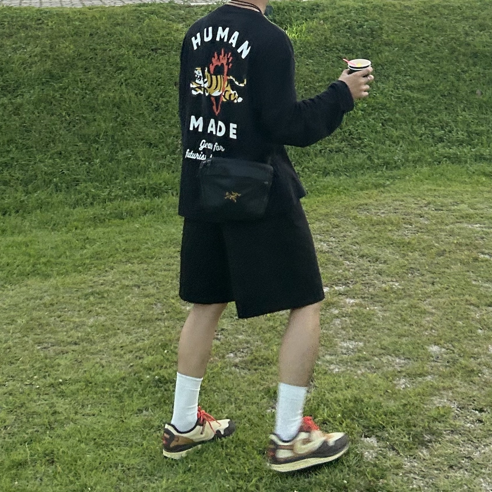 Nike x Travis Scott Air Max 1 Cact.us Brown, Human Made Graphic L/S T-Shirt #3 Black 착용 스타일 - 3