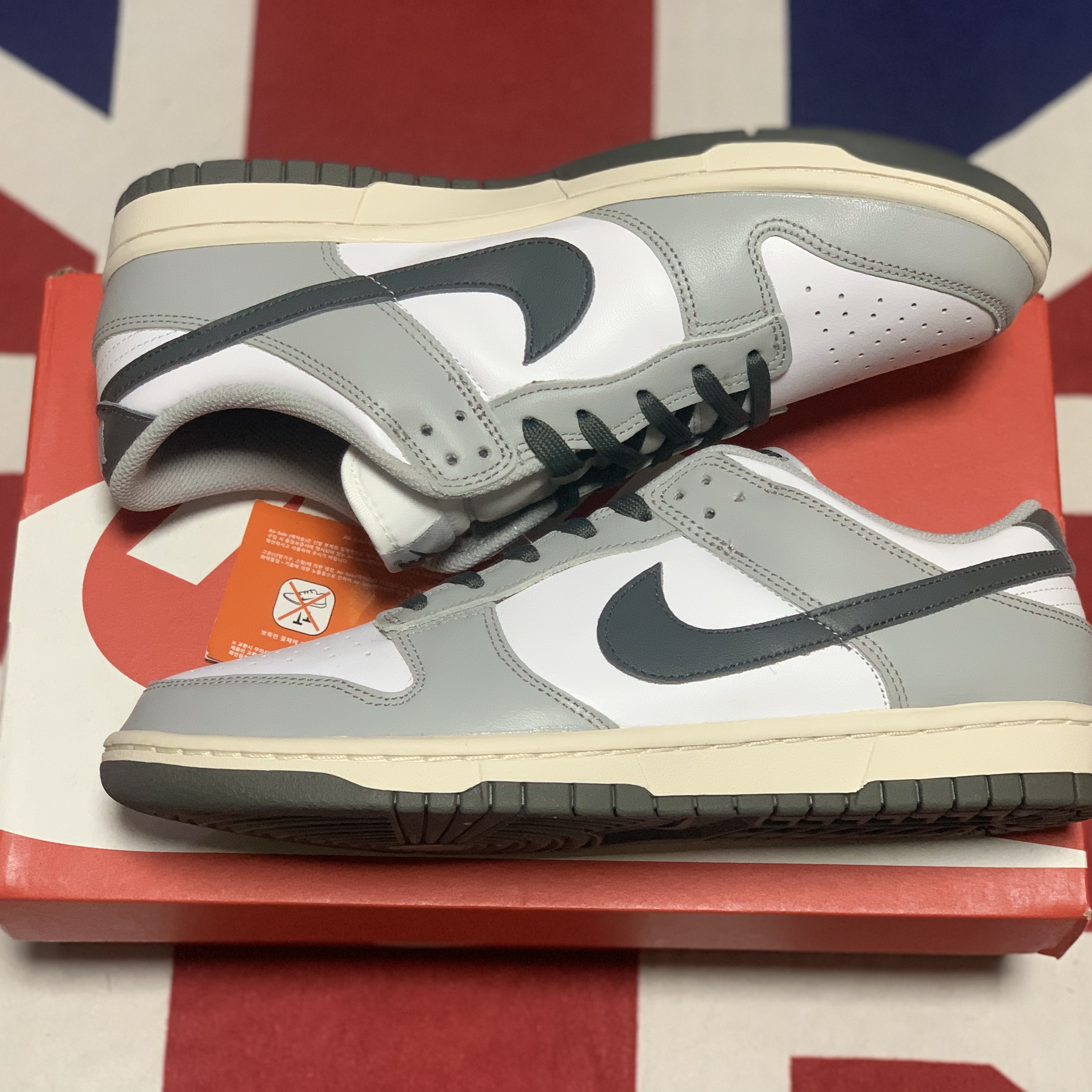 (W) Nike Dunk Low Light Smoke Grey 착용 스타일 - 1