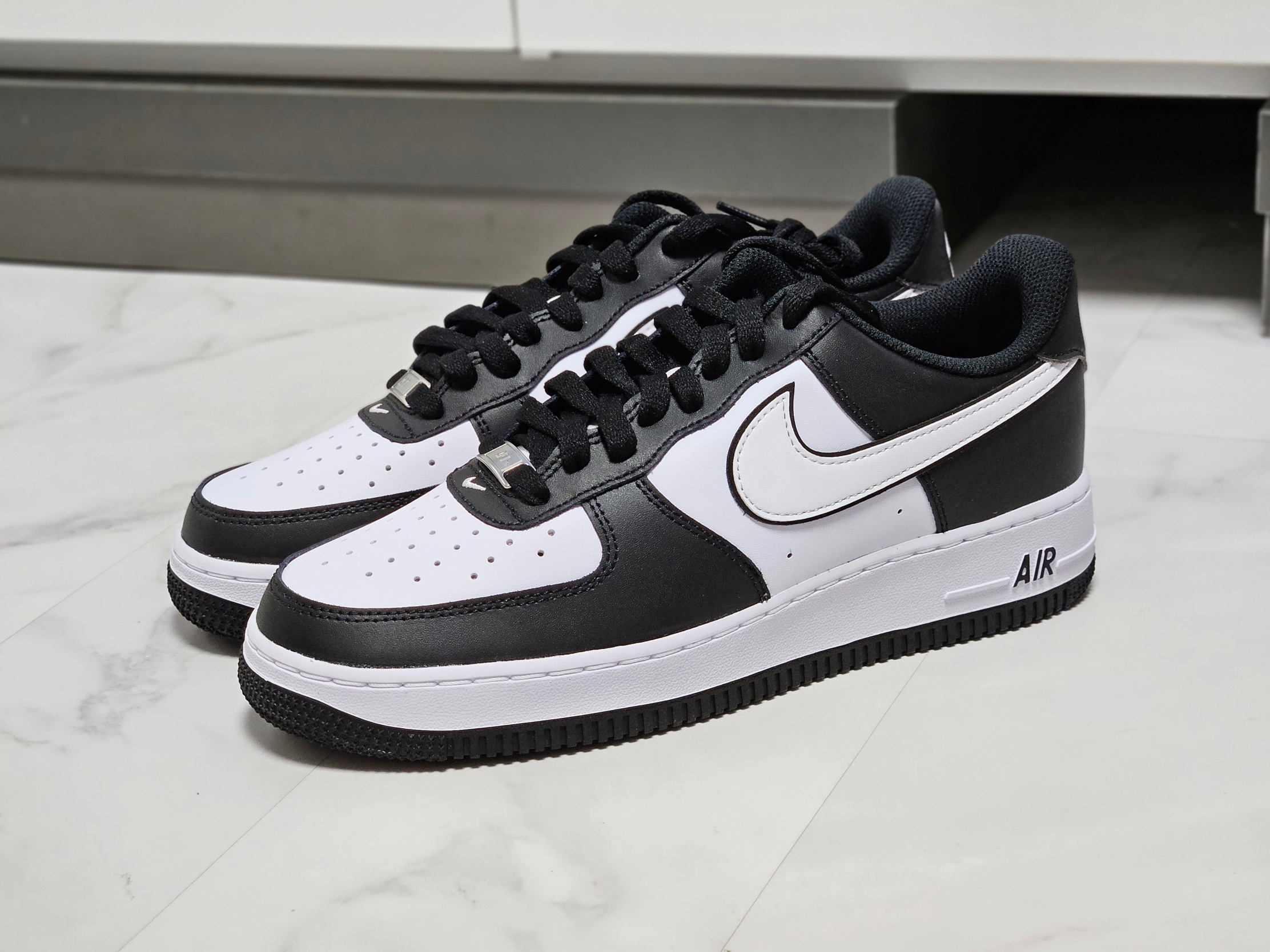 Nike Air Force 1 '07 Black White 착용 스타일 - 2