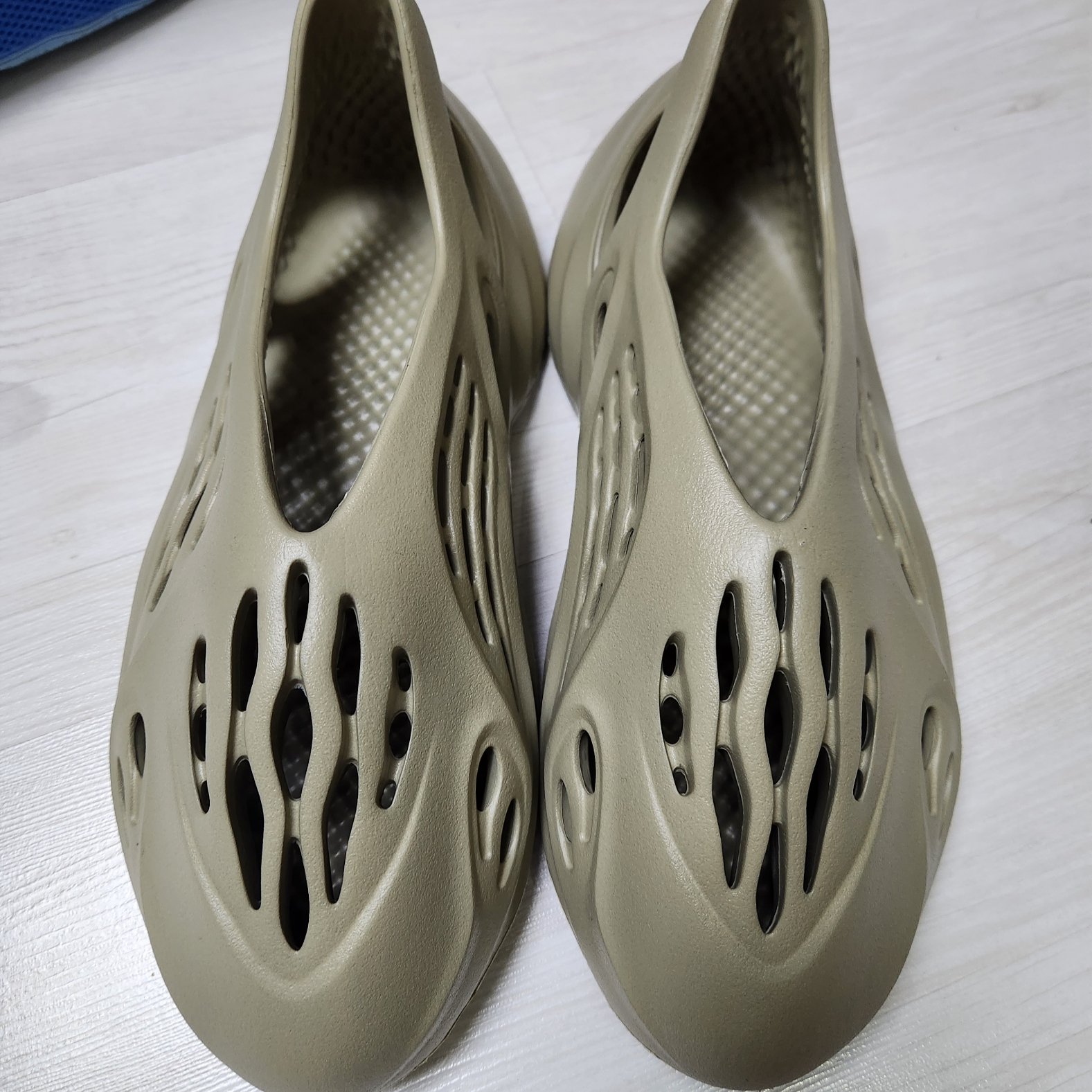 Adidas Yeezy Foam RNNR Stone Salt 착용 스타일 - 1