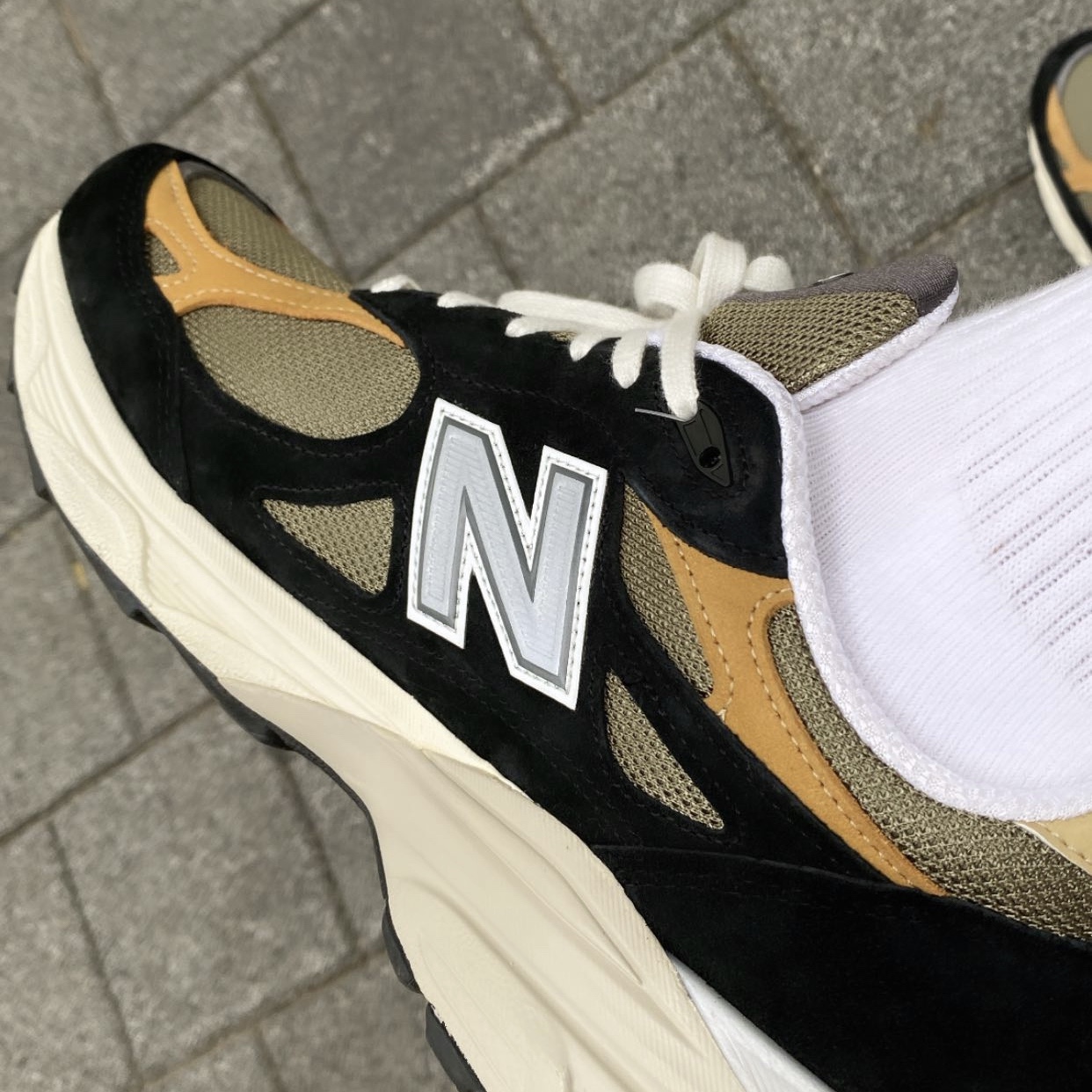 New Balance 990v3 Made in USA Black Tan 착용 스타일