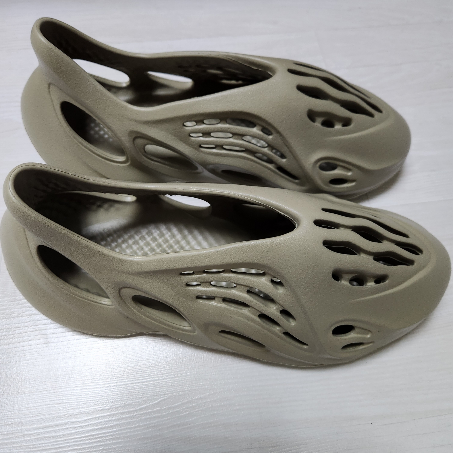 Adidas Yeezy Foam RNNR Stone Salt 착용 스타일 - 2