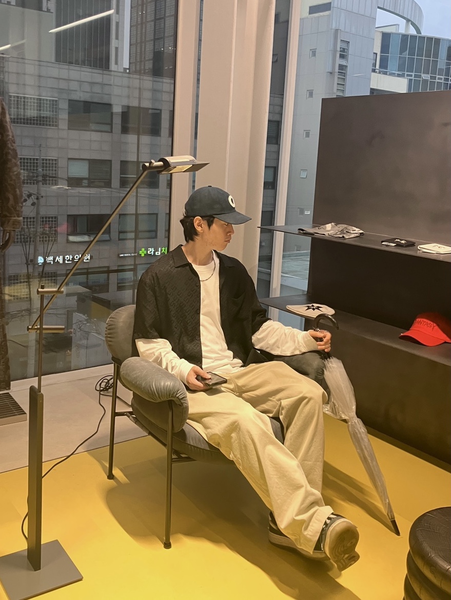Supreme Tonal Monogram Silk S/S Shirt Black - 22SS, Supreme Chino Pants Khaki - 23FW 착용 스타일