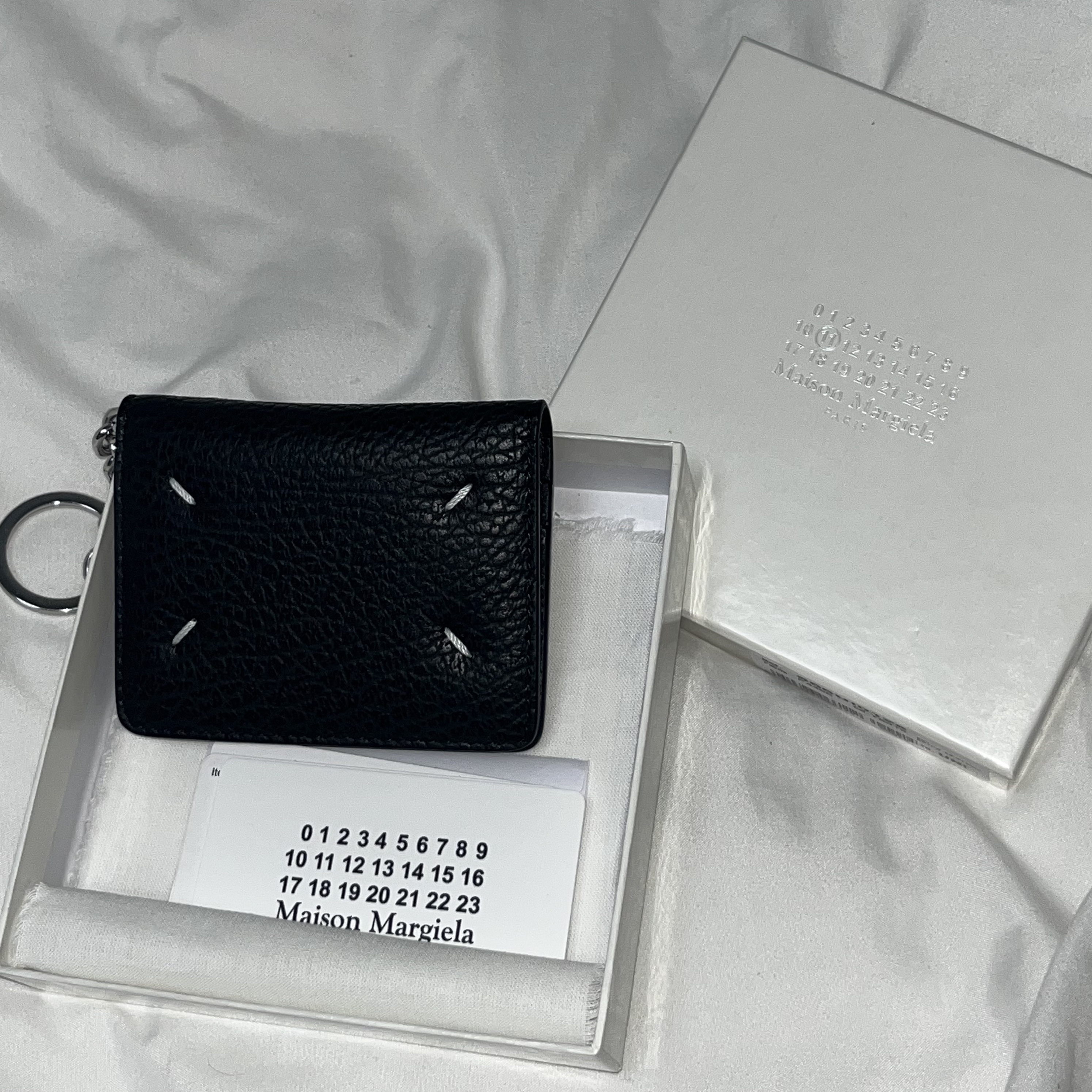 Maison Margiela Keyring Wallet Black 착용 스타일