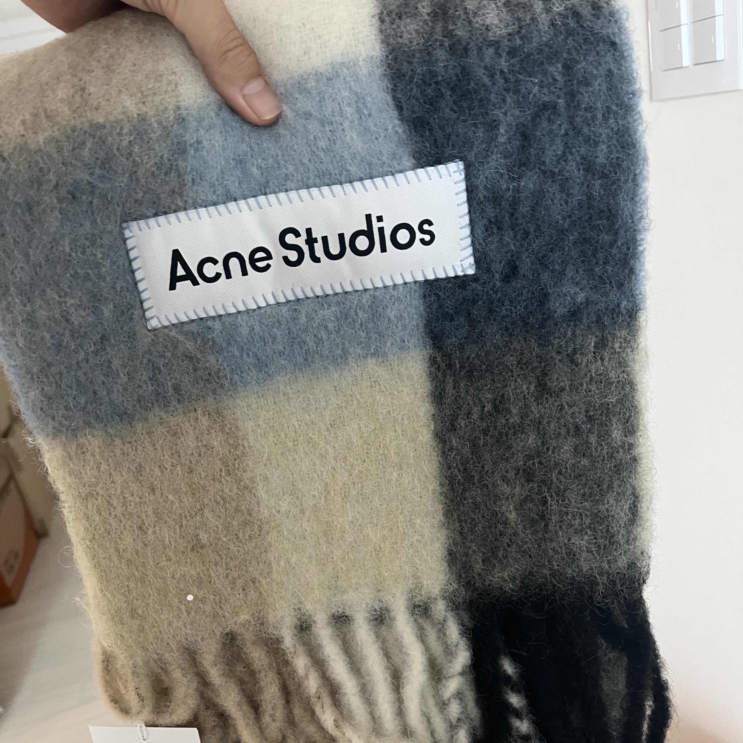 Acne Studios Mohair Check Muffler Blue Beige Black 착용 스타일