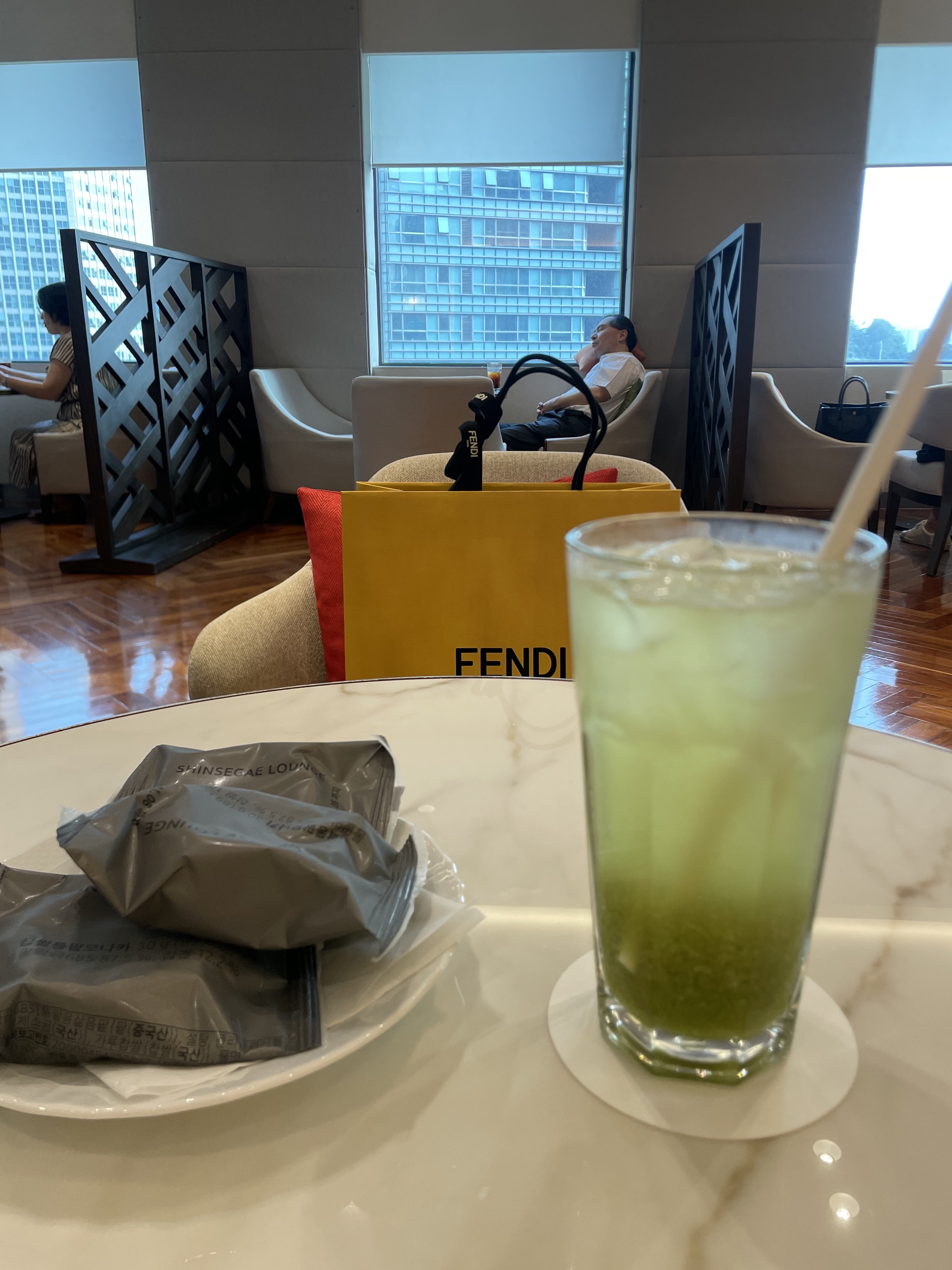 (W) Fendi FF Jacquard Cashmere Cloche Hat Grey 착용 스타일 - 2