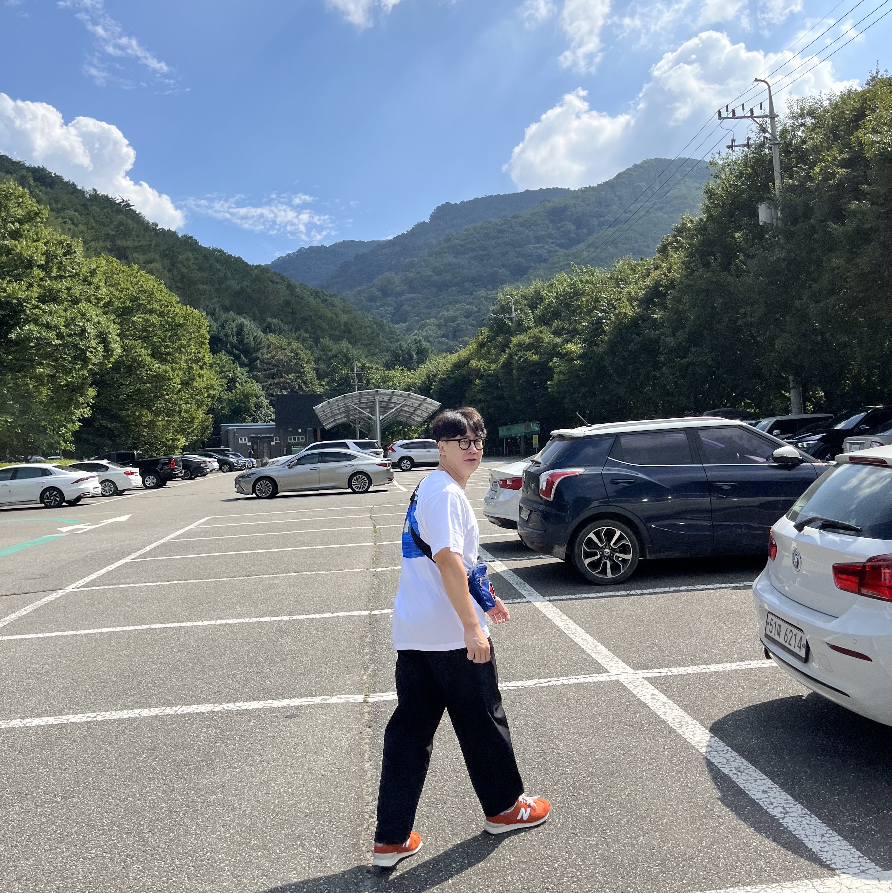 Uniqlo UT x Kaws Short Sleeve Graphic T-Shirt White, New Balance 574 Heritage Orange Burst White 착용 스타일 - 2