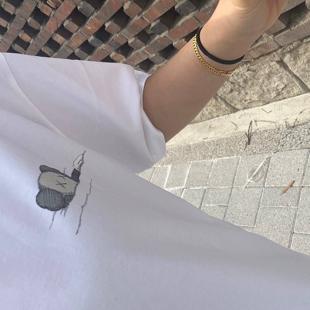 Uniqlo UT x Kaws Short Sleeve Graphic T-Shirt White 착용 스타일
