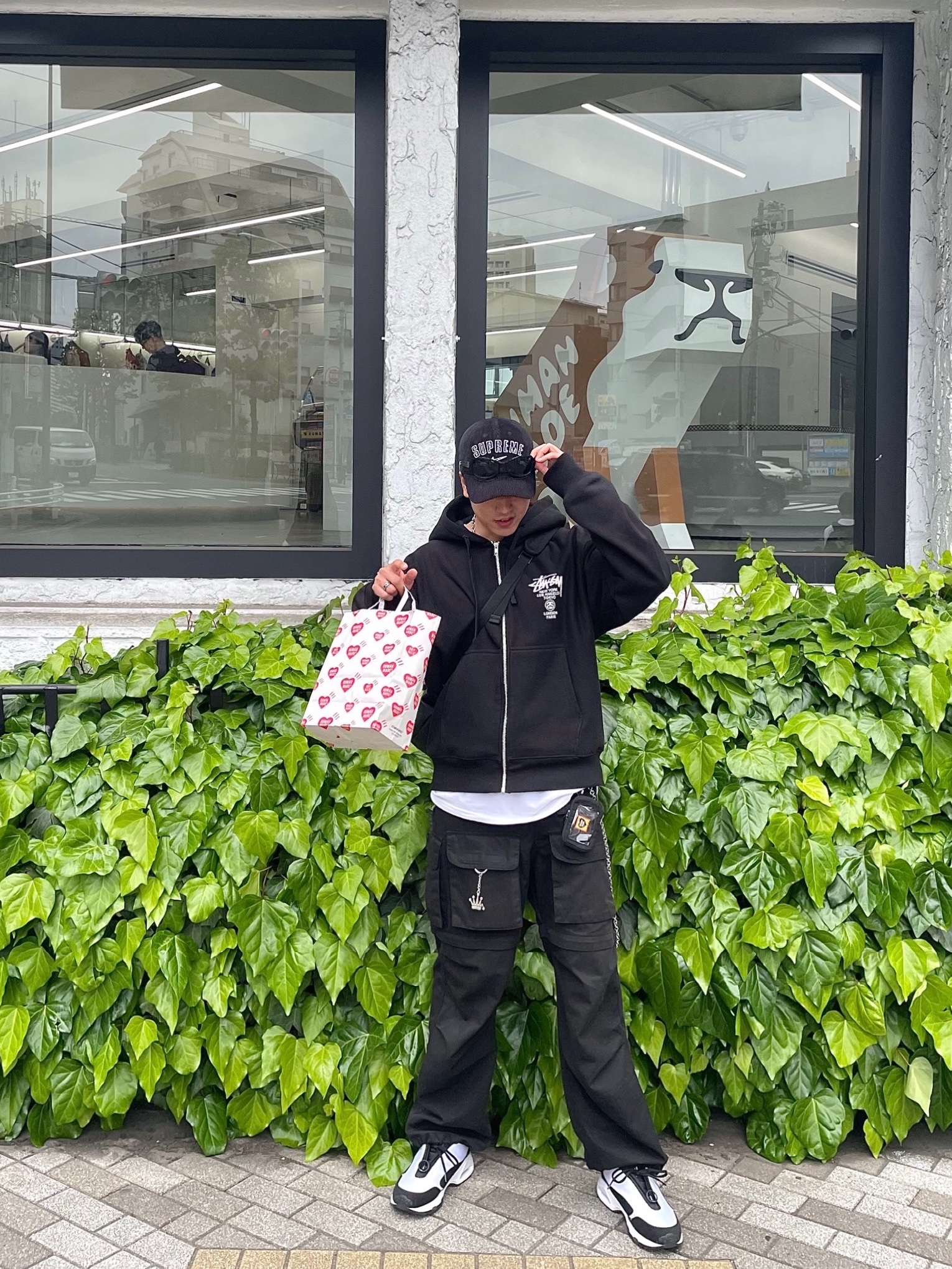 Stussy World Tour Zip Hoodie Black 2023, Human Made Military Card Case Black 착용 스타일 - 1