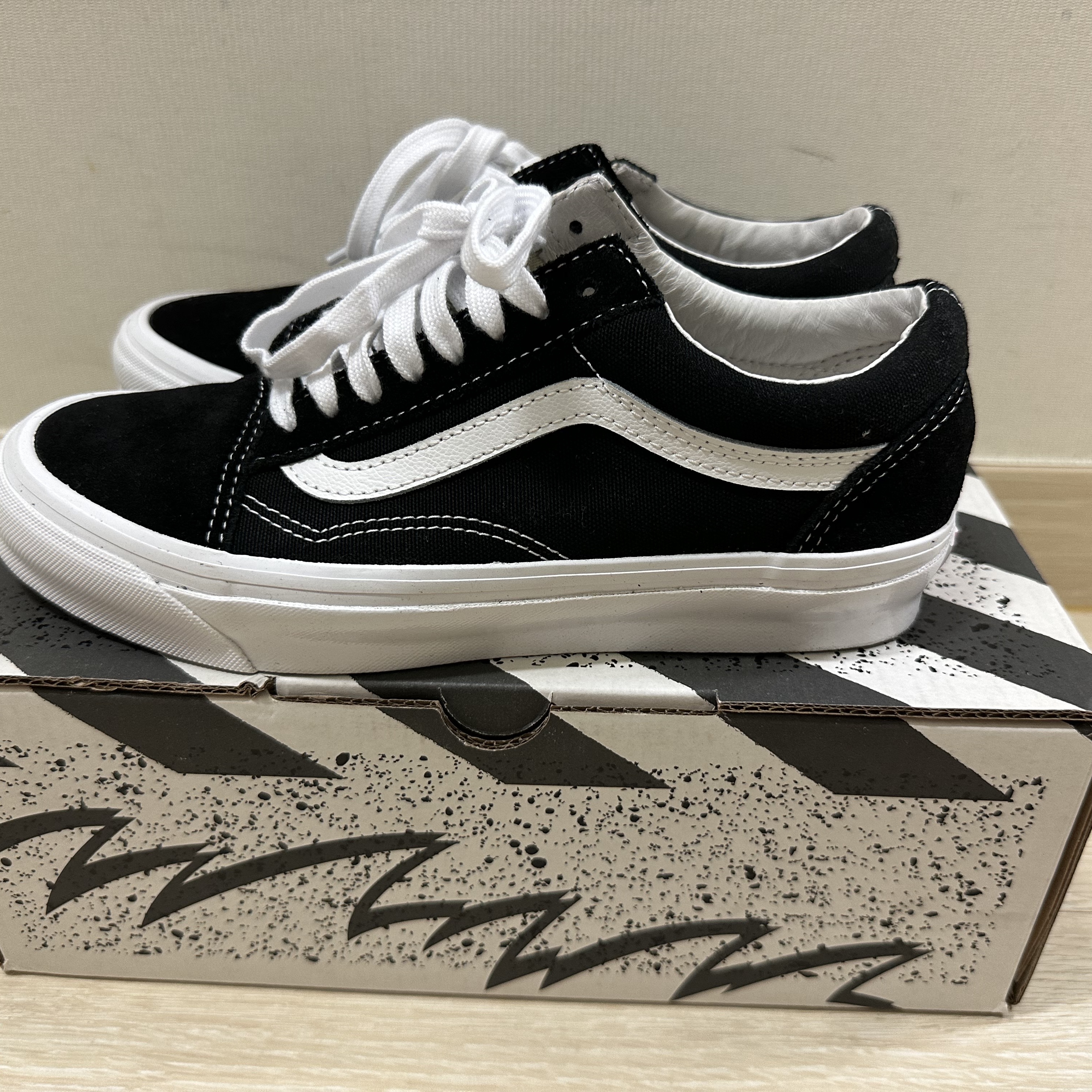 Vans Vault OG Old Skool LX Black 착용 스타일 - 2