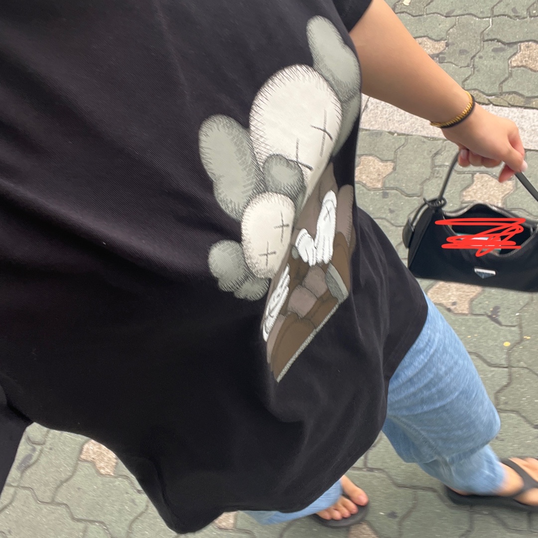 Uniqlo UT x Kaws Short Sleeve Graphic T-Shirt Black 착용 스타일