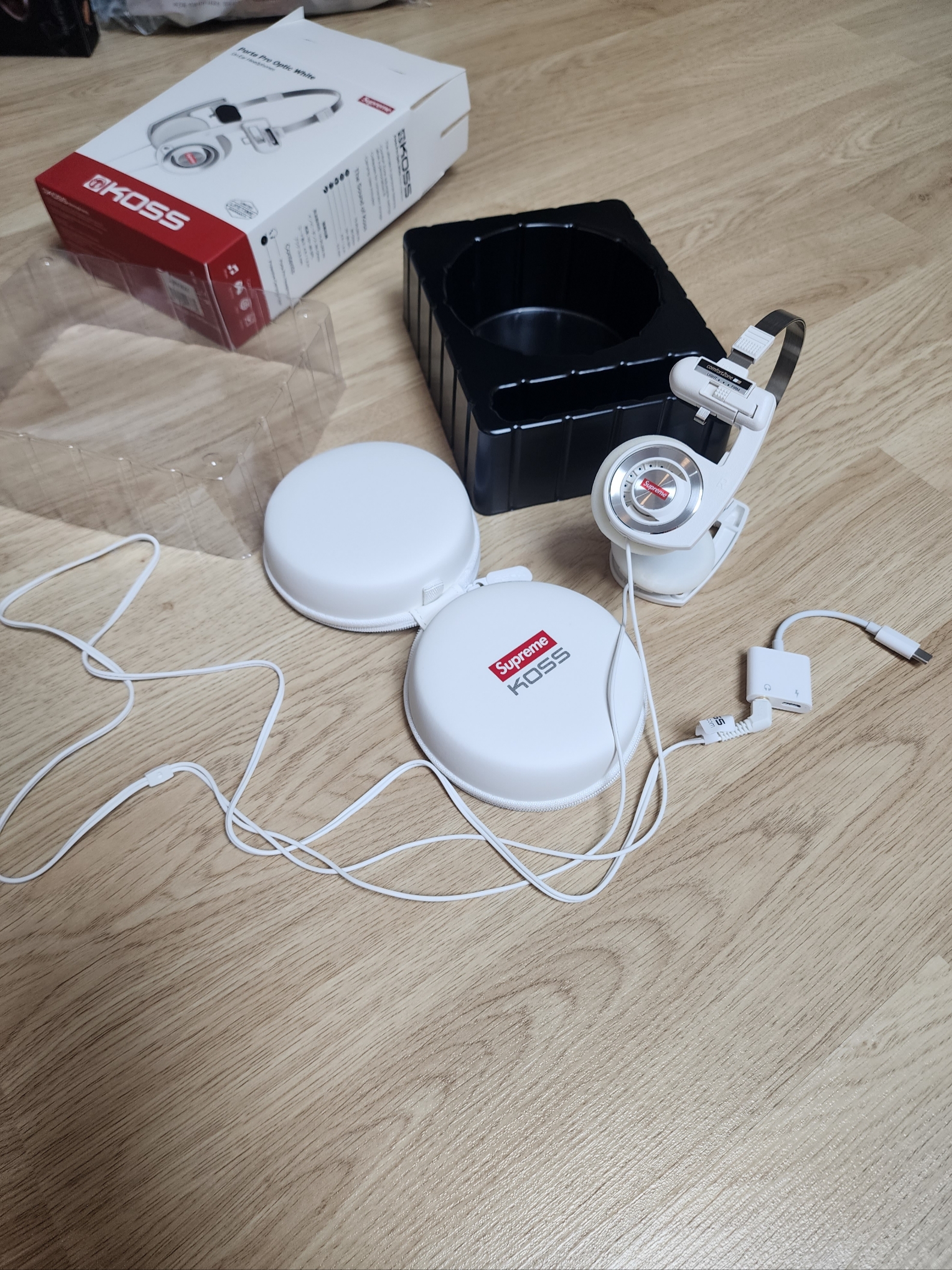 Supreme x Koss Portapro Headphones White - 23FW, Supreme Shoulder Bag Black - 23FW 착용 스타일 - 2