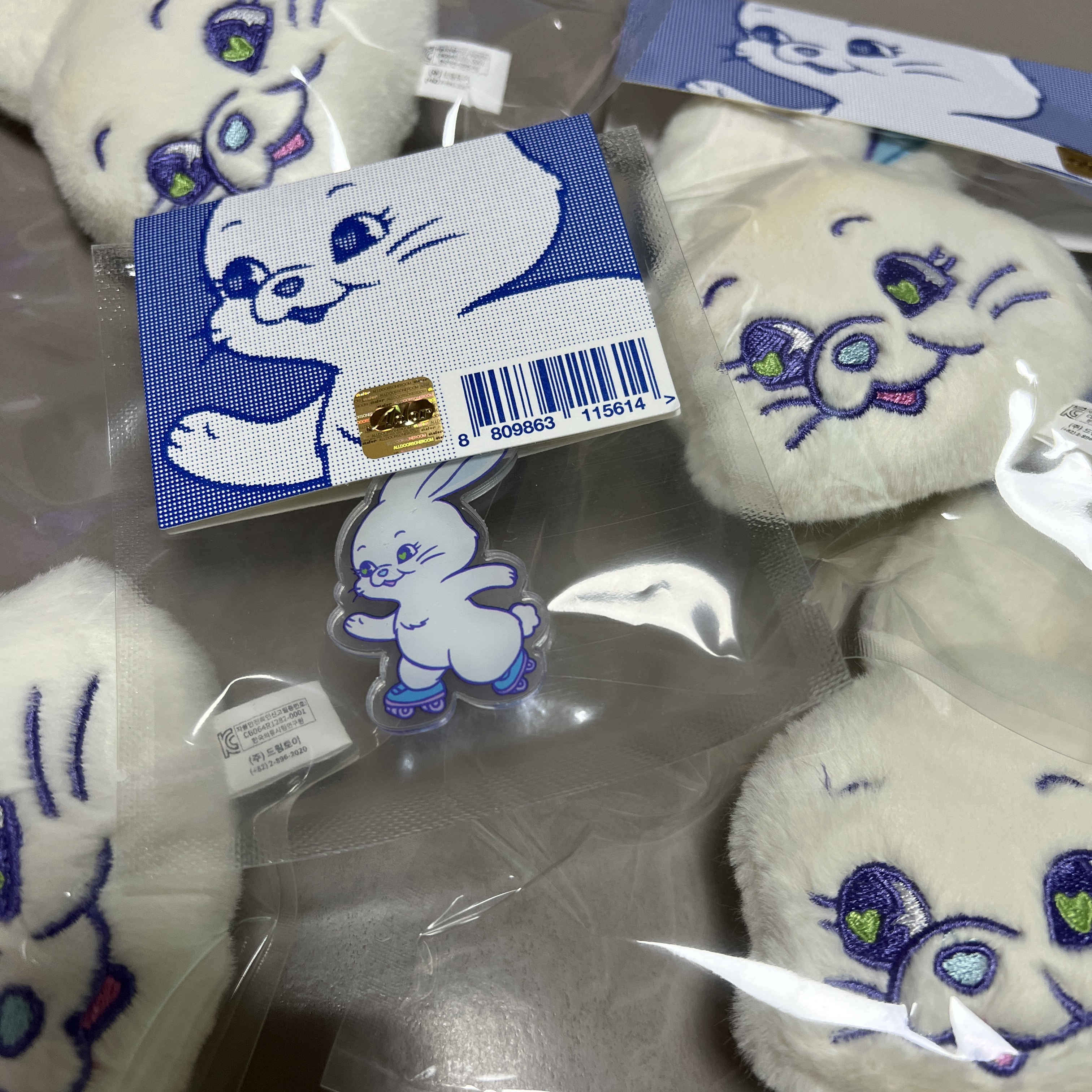 NewJeans Tokki Keyring White, NewJeans Tokki Merchandise Fluffy Keyring White 착용 스타일