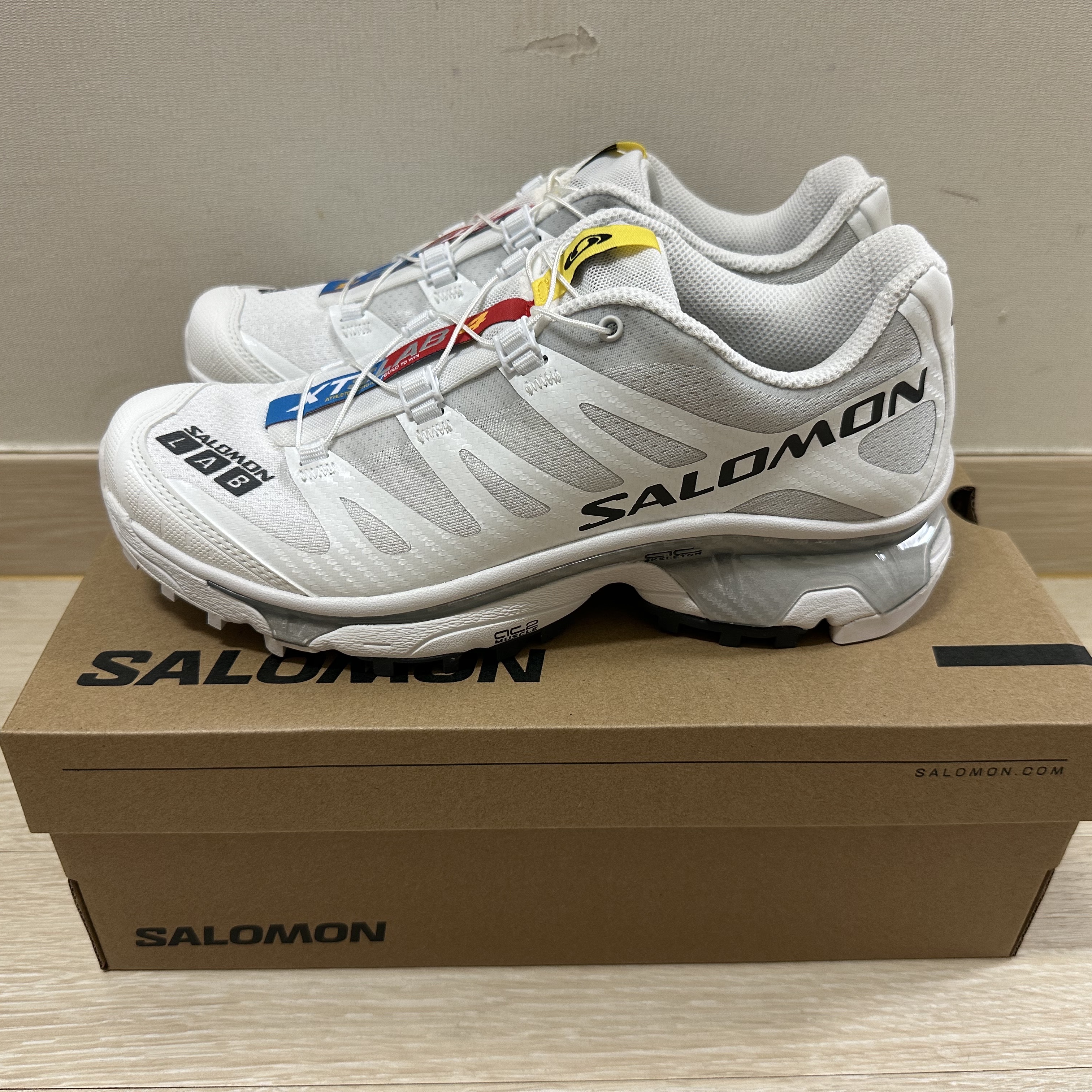 Salomon XT-4 White Lunar Rock 착용 스타일 - 2