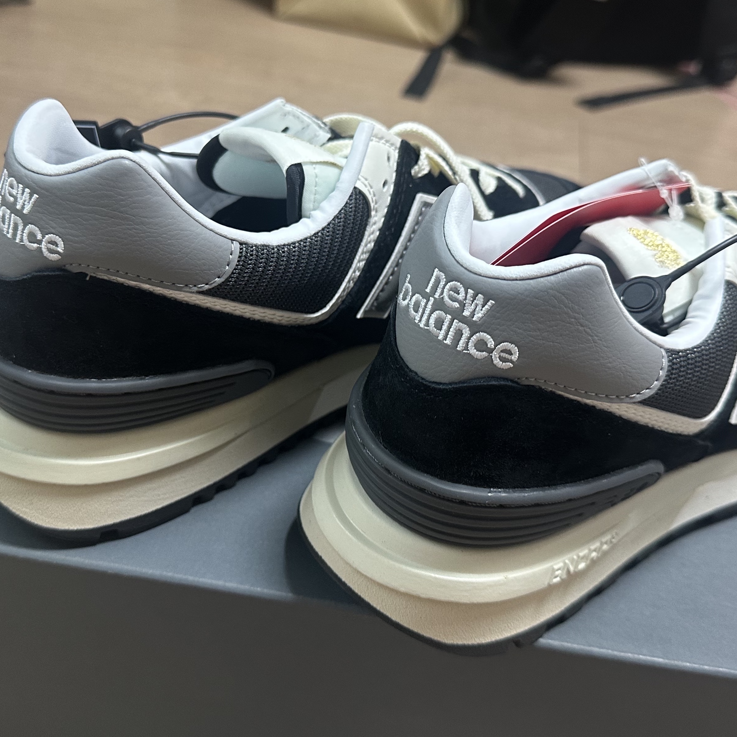 New Balance 574 Legacy Black 착용 스타일 - 3