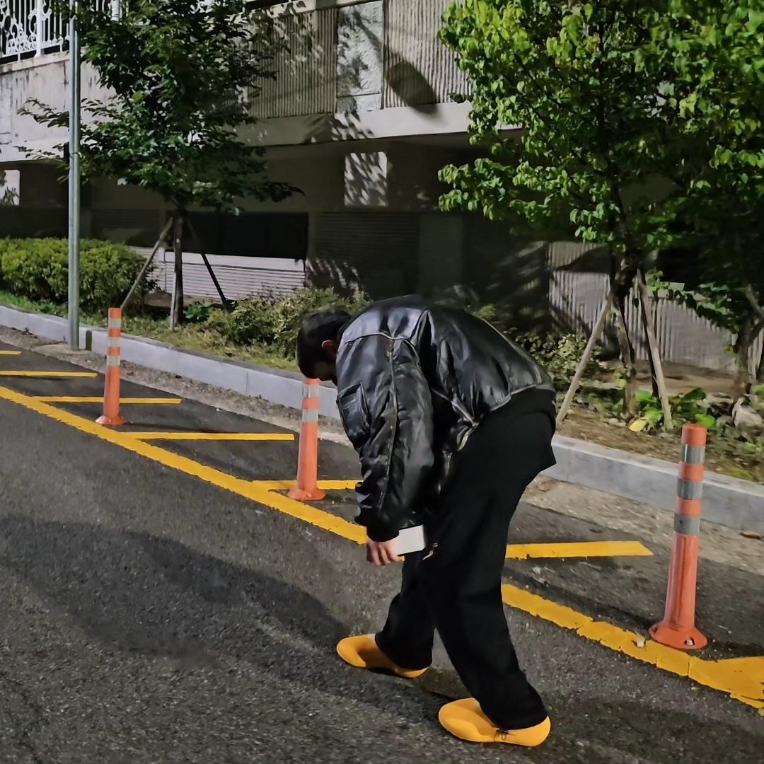 Adidas Yeezy Knit RNR Sulfur, Undermycar Mu.05 Anti Fxxking Logo Play Oversized T-Shirts Black 착용 스타일 - 2