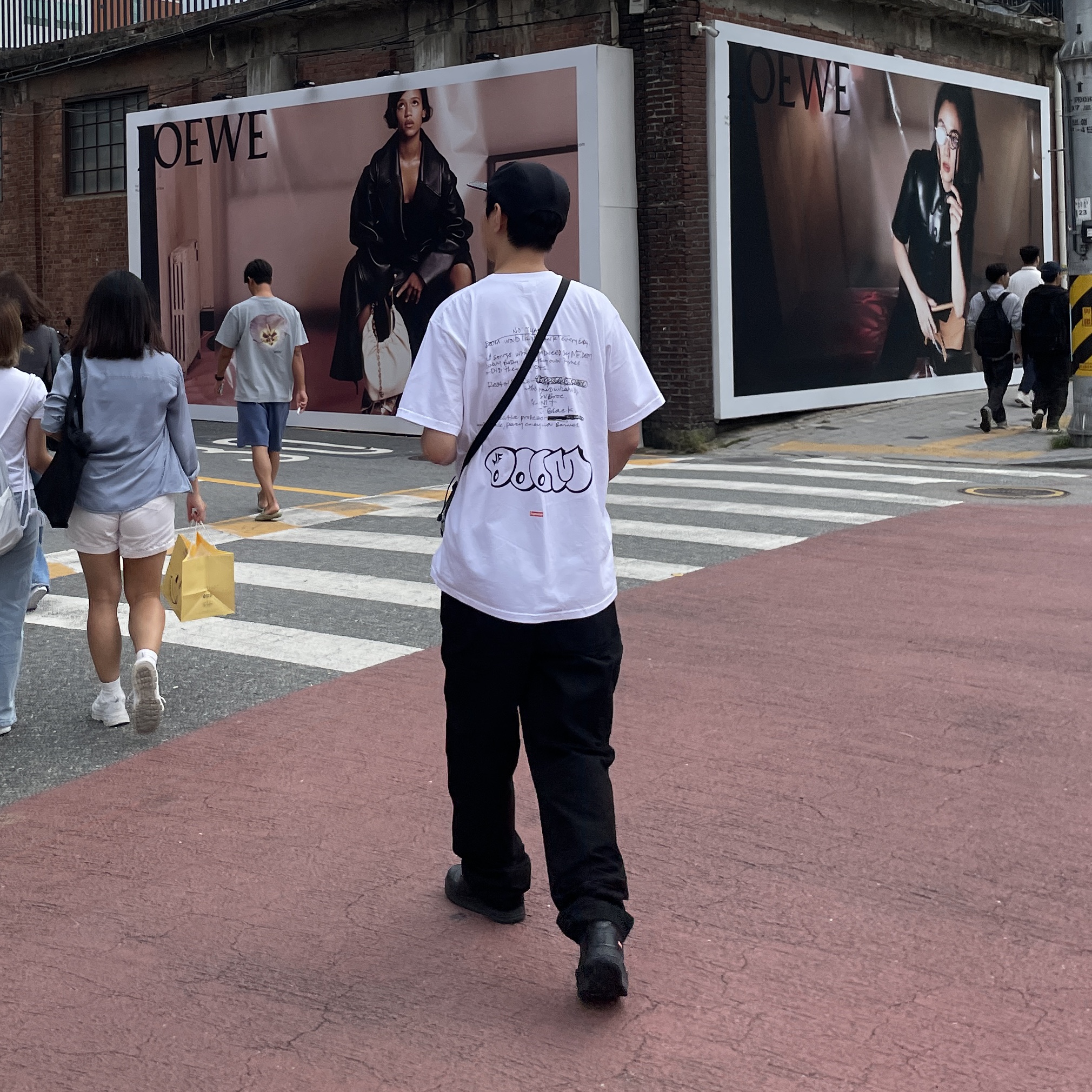Supreme x MF Doom T-Shirt White - 23FW, Nike x Supreme Air Force 1 Low Black 착용 스타일 - 1