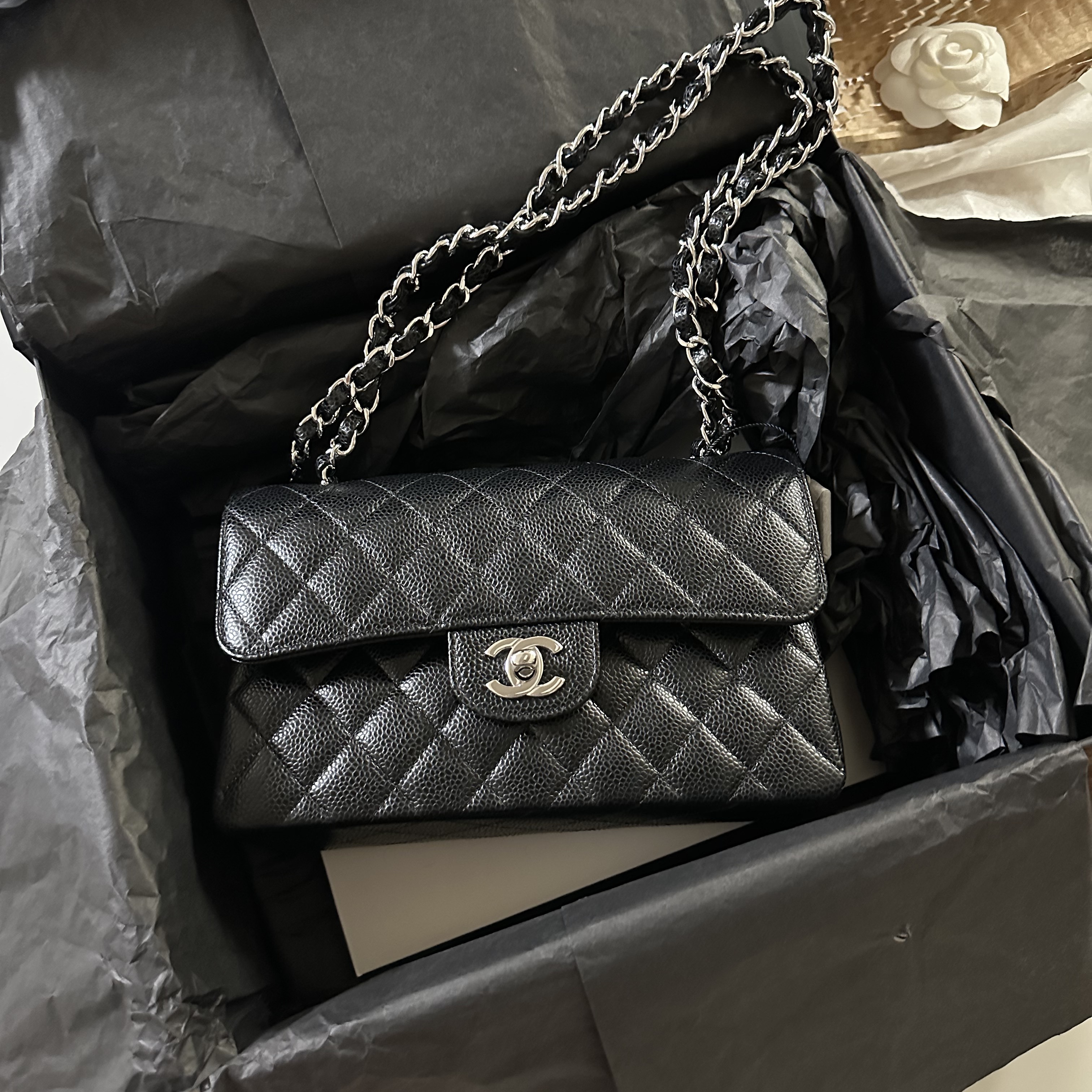 Chanel Small Classic Handbag Grained Calfskin & Silver Black 착용 스타일 - 3