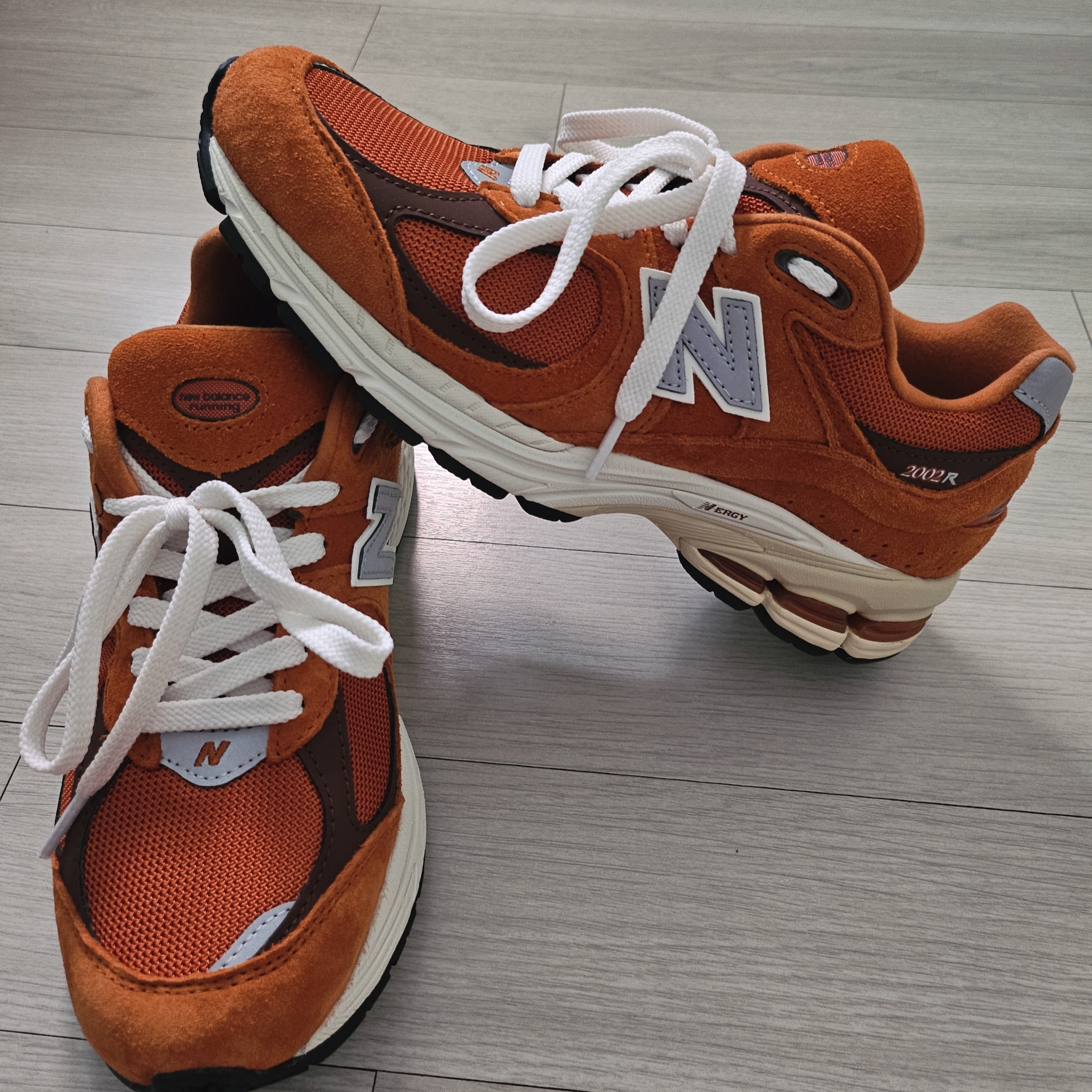 New Balance 2002R Rust Oxide 착용 스타일 - 3