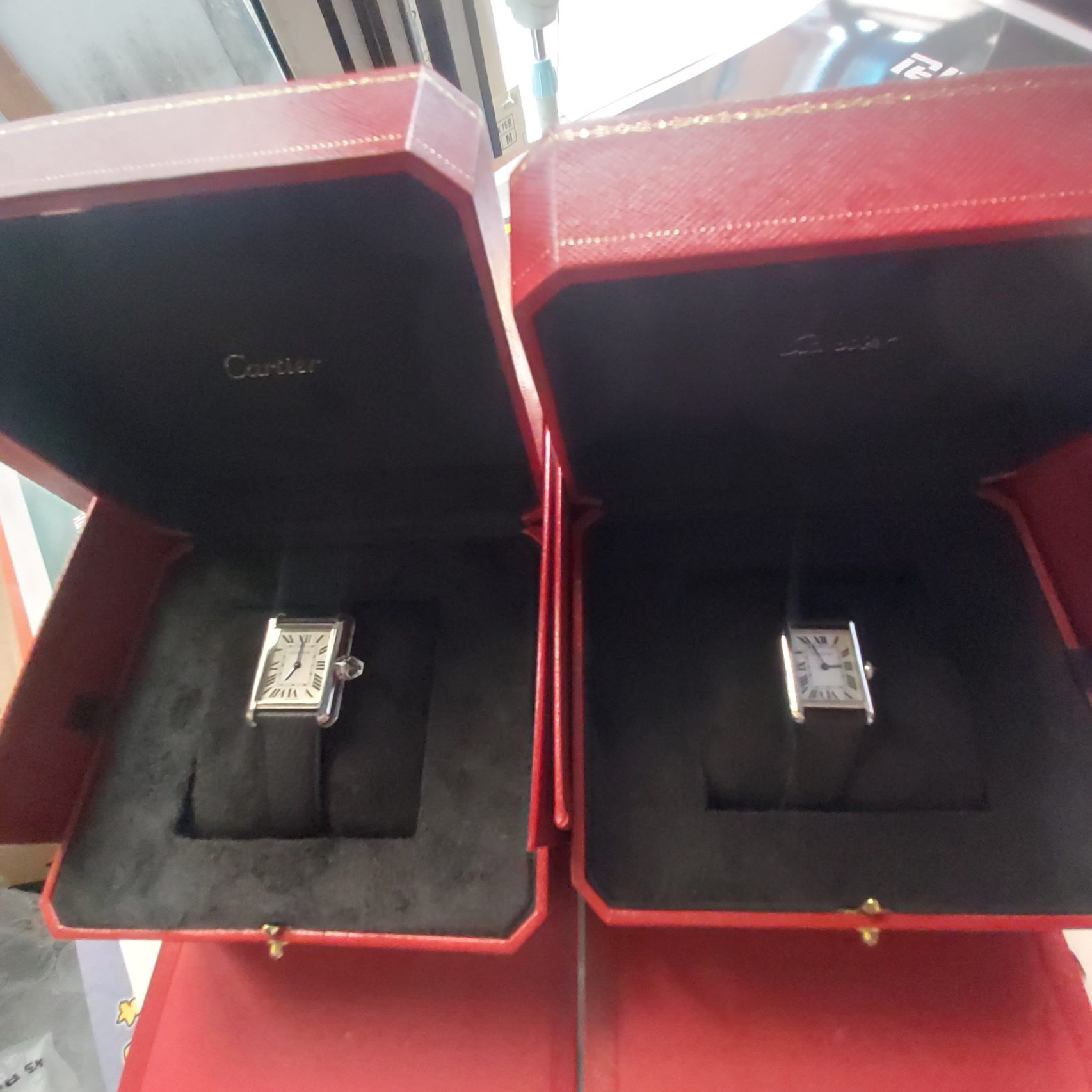 Cartier Tank Must Watch Large Quartz Steel Calfskin Black 착용 스타일