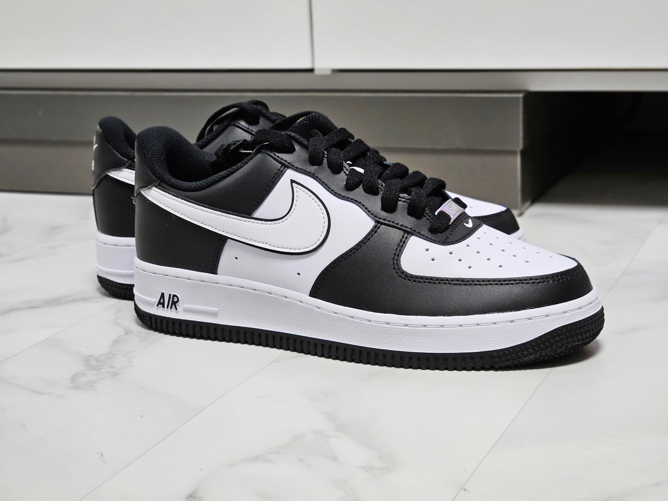 Nike Air Force 1 '07 Black White 착용 스타일 - 3