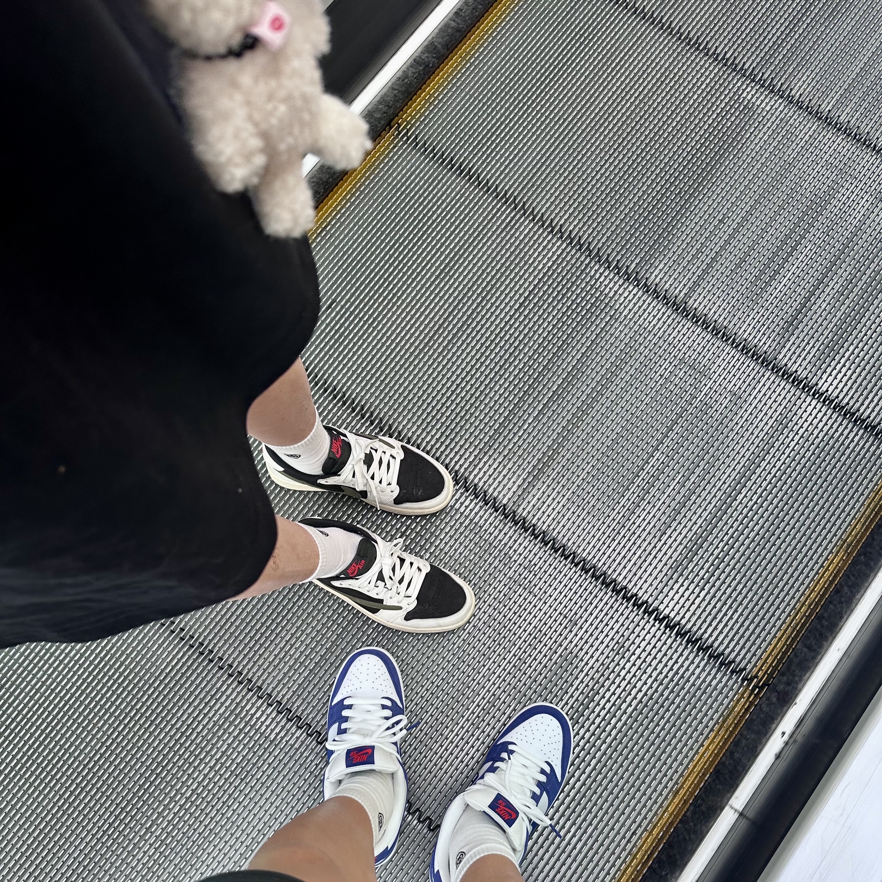 Nike SB Dunk Low Pro Premium Deep Royal Blue, (W) Jordan 1 x Travis Scott Retro Low OG SP Medium Olive 착용 스타일