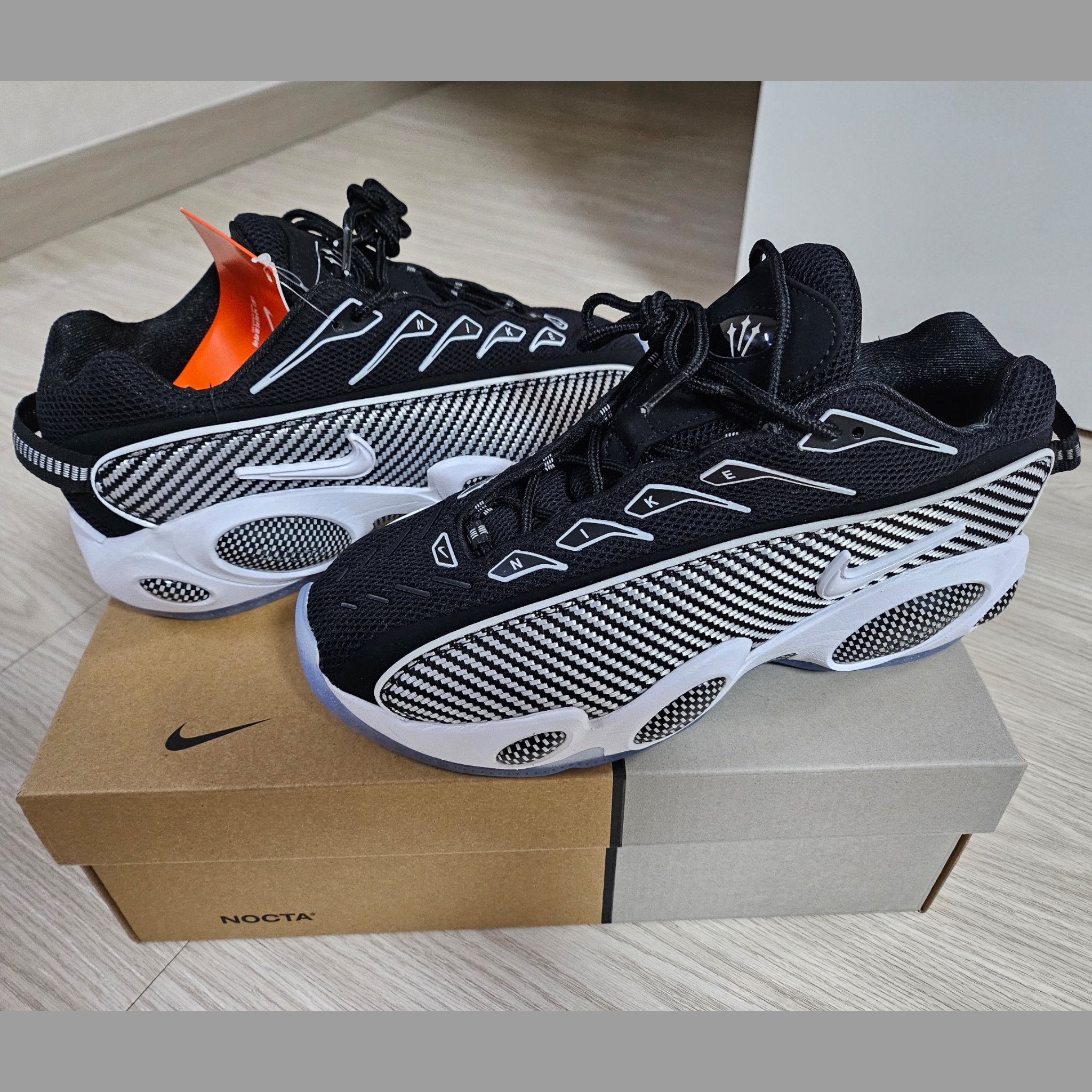 Nike x Drake Nocta Glide Black White Clear 착용 스타일 - 1