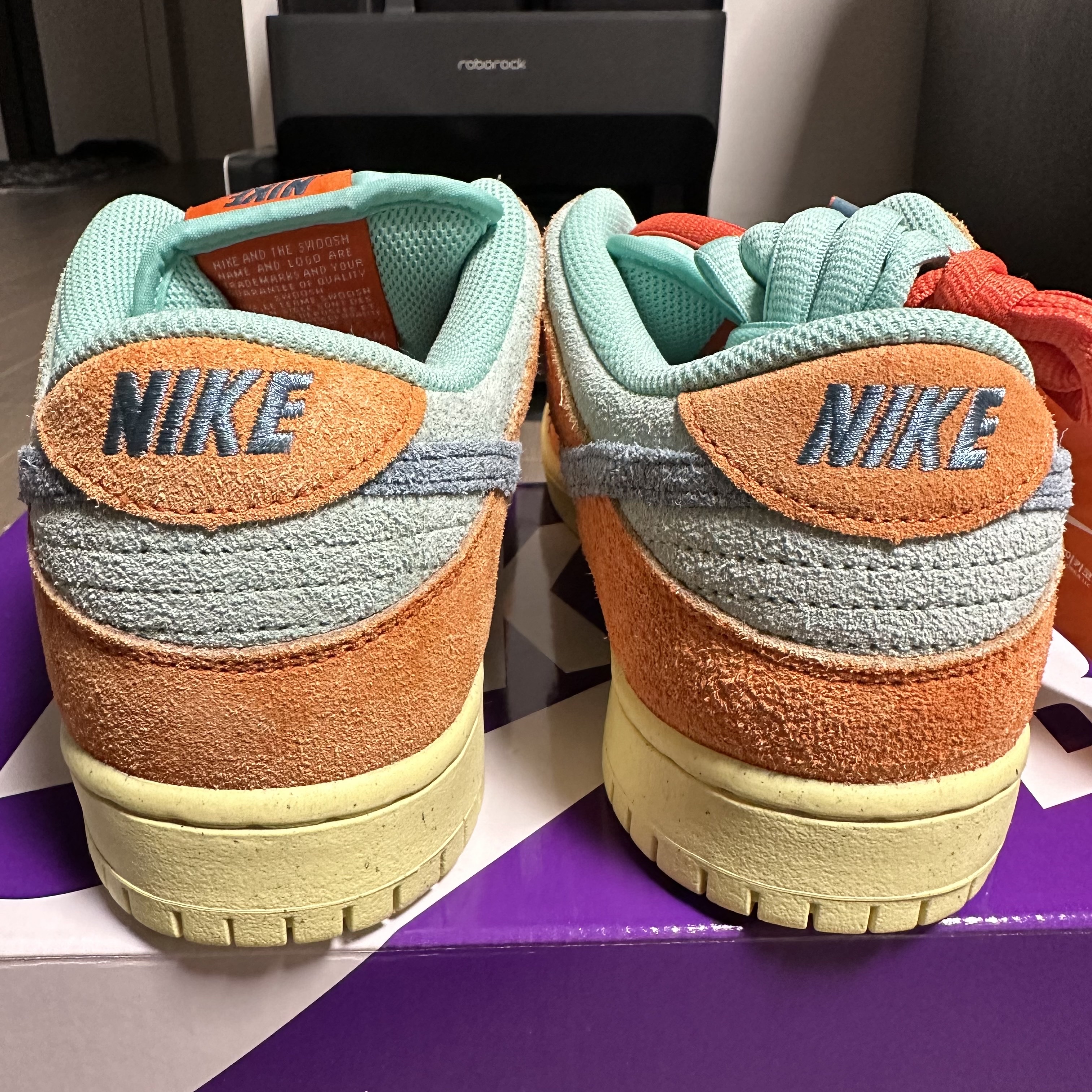 Nike SB Dunk Low Pro Premium Orange and Emerald Rise 착용 스타일 - 4