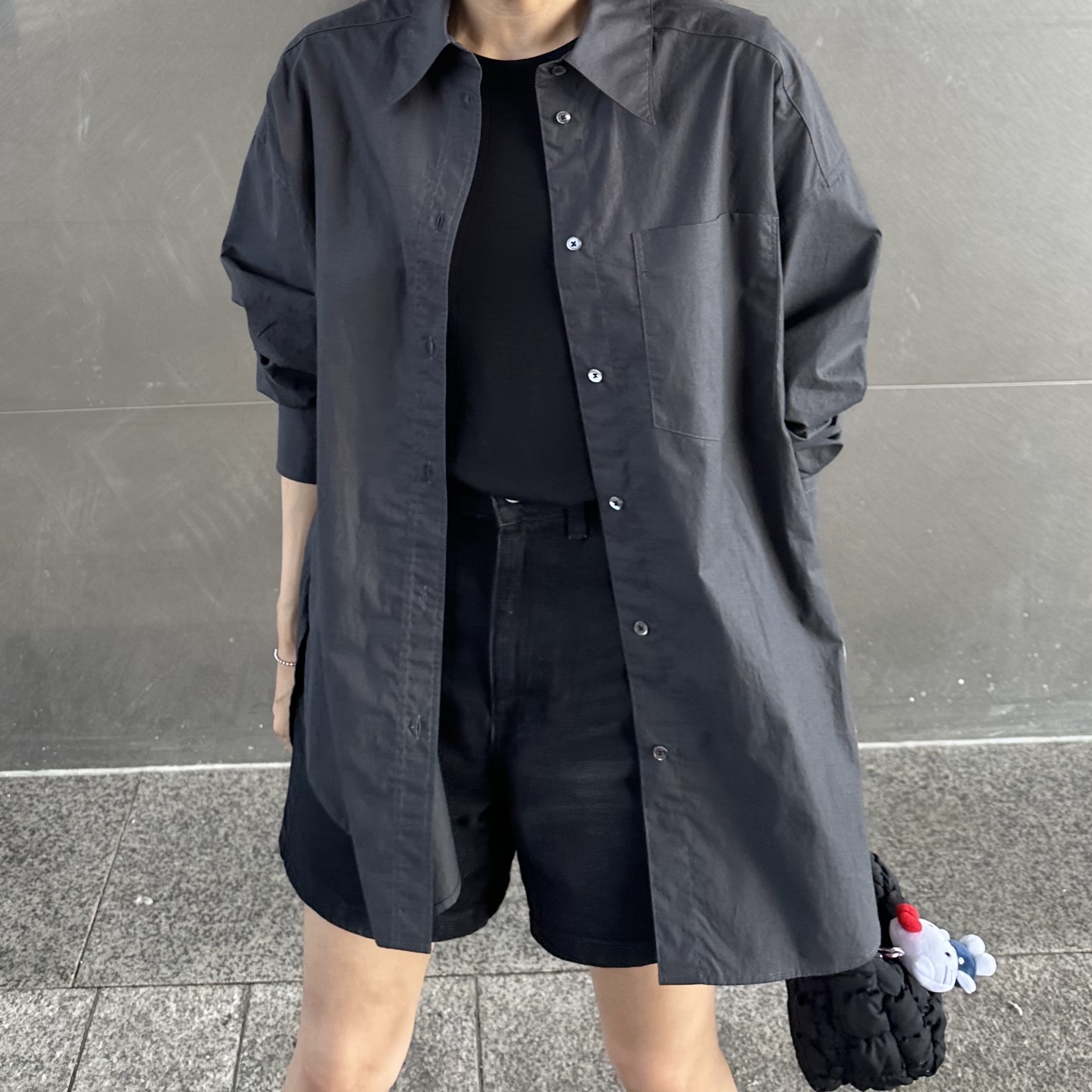 COS Quilted Micro Bag Black 착용 스타일 - 1