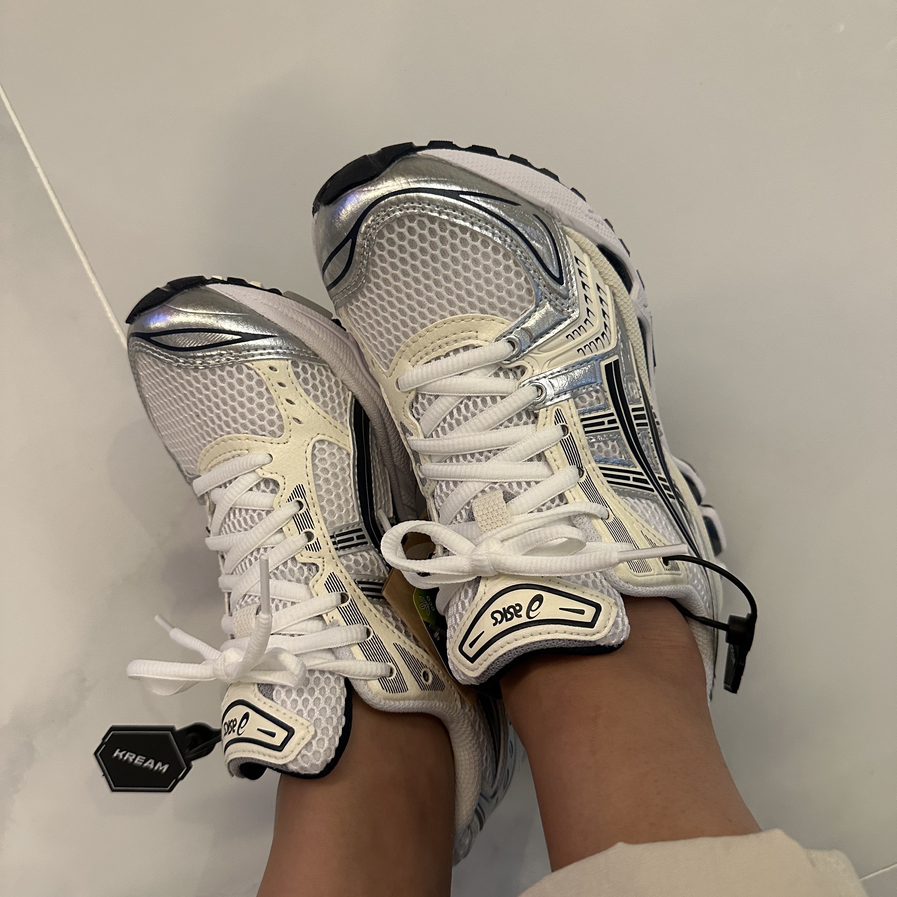 (W) Asics Gel-Kayano 14 White Midnight 착용 스타일