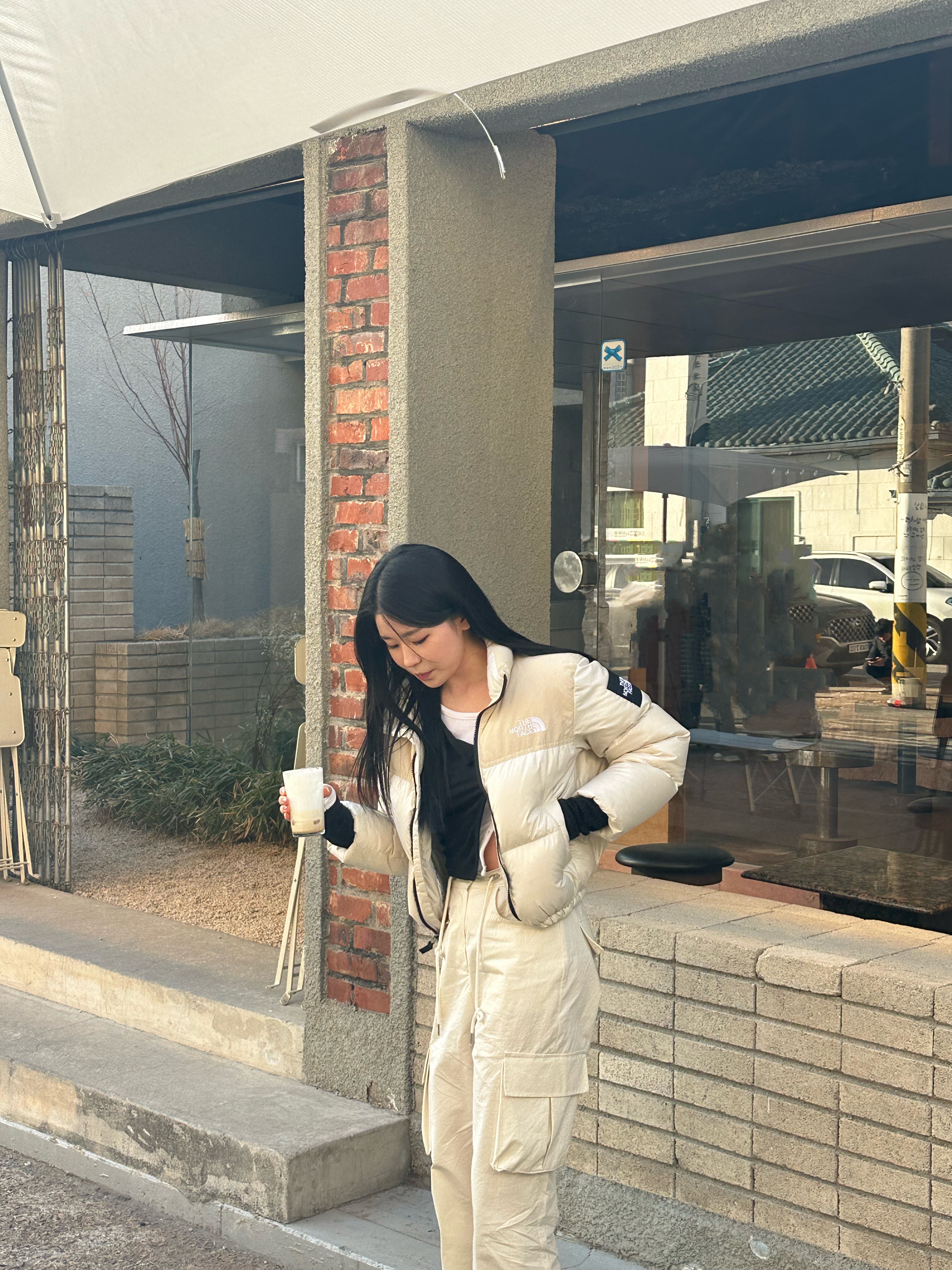 (W) The North Face White Label Novelty Nuptse Down Jacket Cream, Jordan 1 Retro High OG Shadow 2.0 착용 스타일 - 1