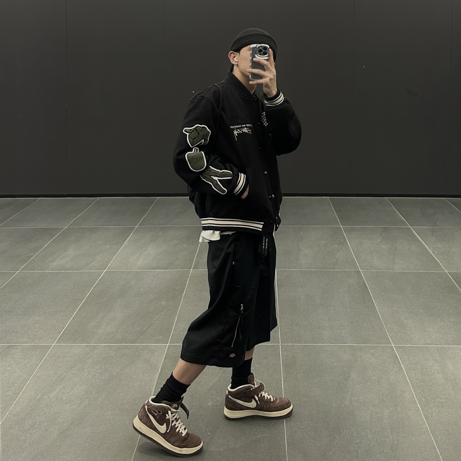 Stussy x CDG Varsity Jacket, Nike Air Force 1 Mid '07 QS Chocolate 착용 스타일 - 1