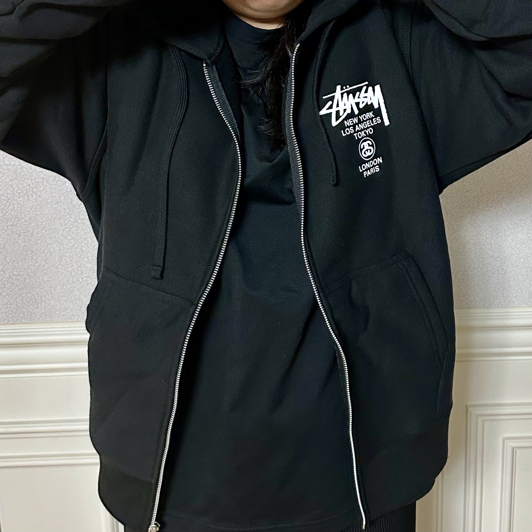 Stussy World Tour Zip Hoodie Black 2022 착용 스타일 - 2