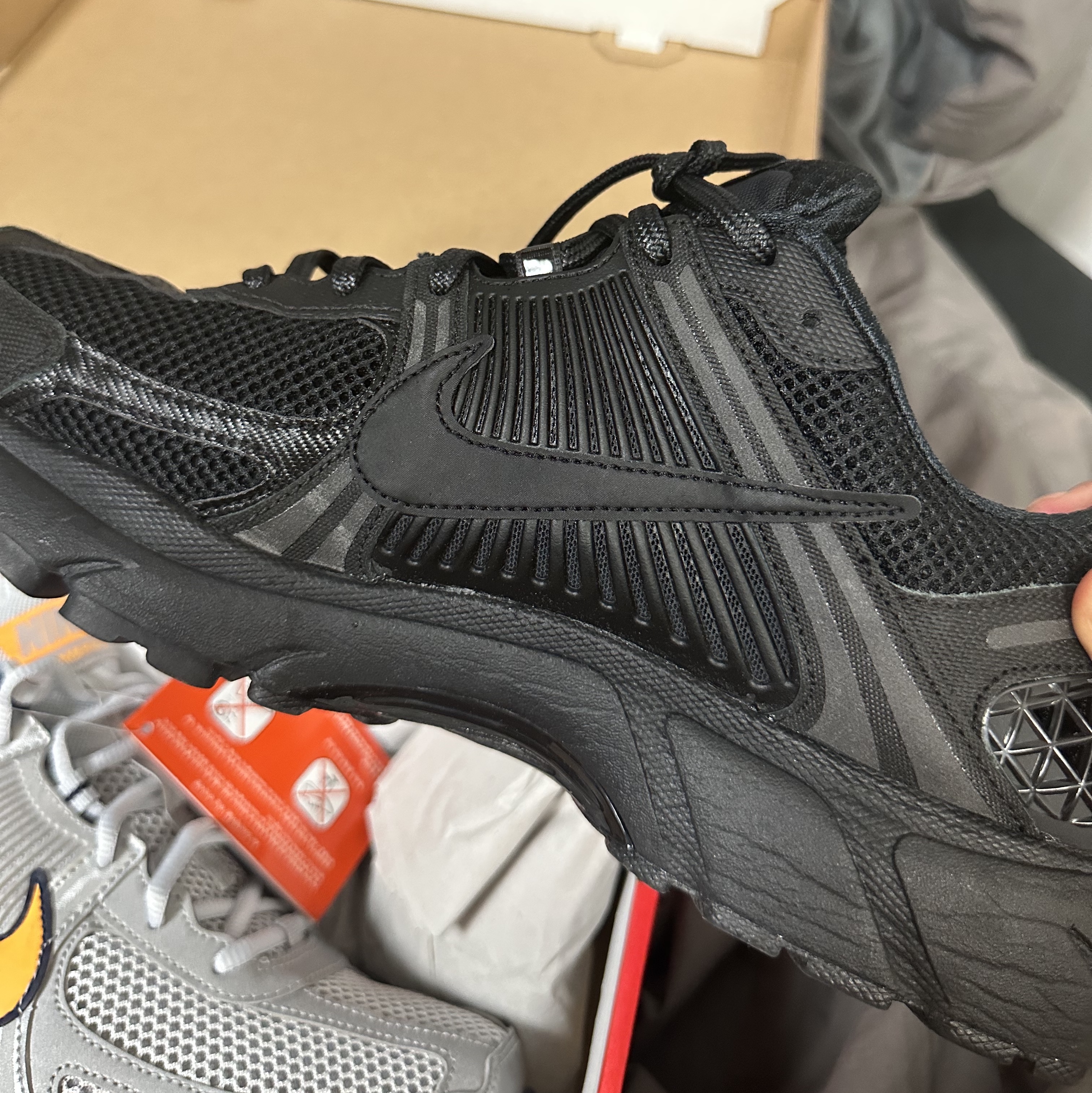 Nike Zoom Vomero 5 SP Black, Nike Zoom Vomero 5 Pure Platinum and Laser Orange 착용 스타일 - 1