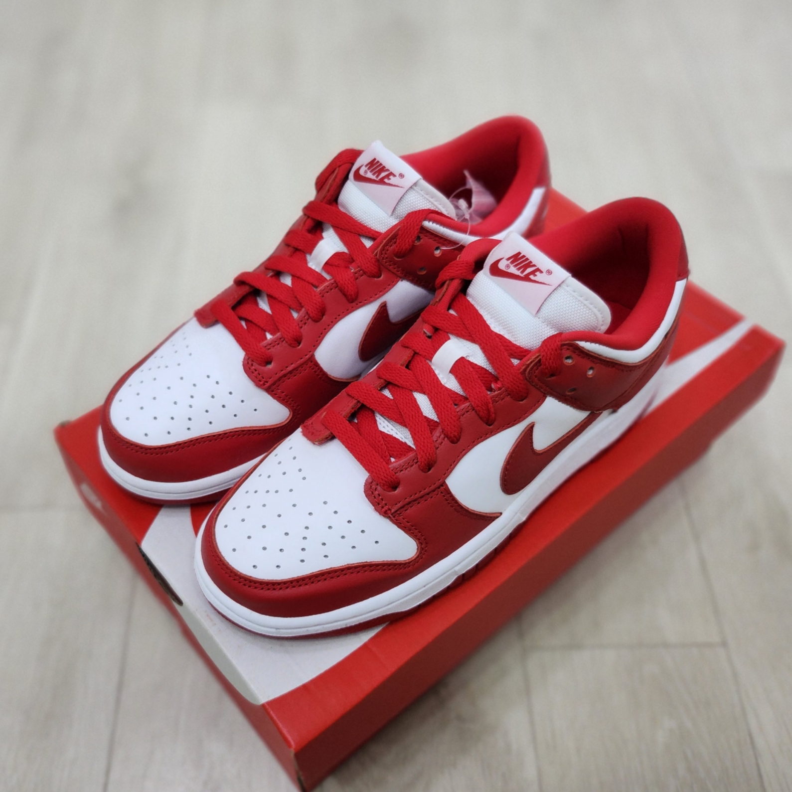 Nike Dunk Low SP White and University Red 2023 착용 스타일 - 2